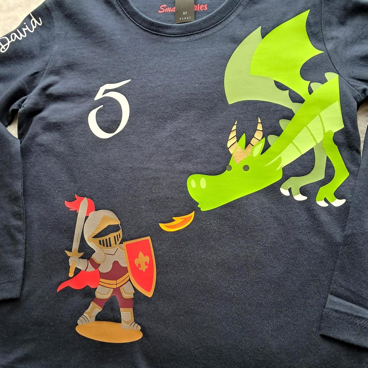Details von Geburtstagsshirt Ritter und Drache mit Name und Zahl, für Kinder in french navi mit langem Ärmeln