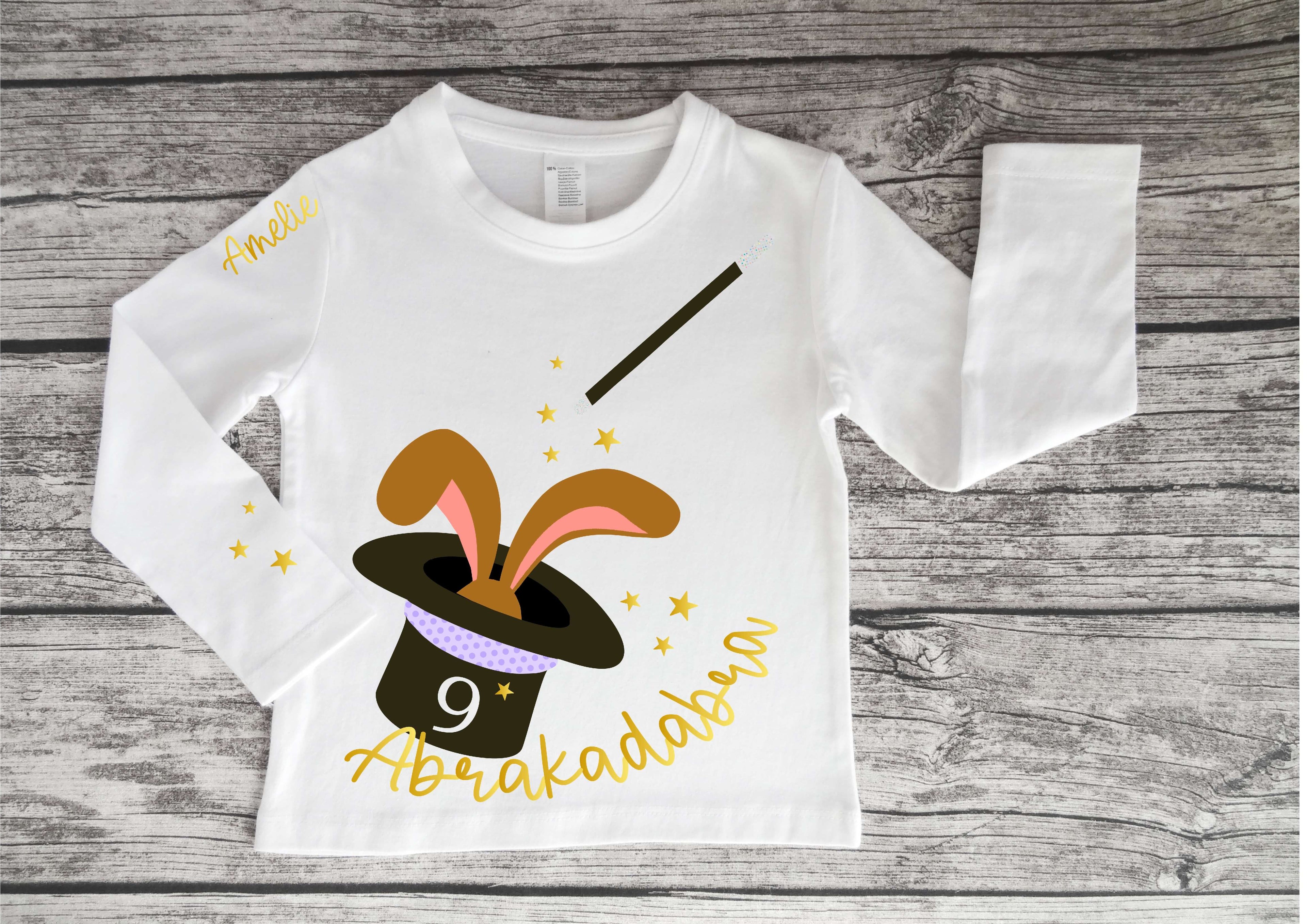 weißes Geburtstagsshirt für Kinder mit Name und Zahl, mit Hut & Hase bedruckt und magischem holographischem Effekt