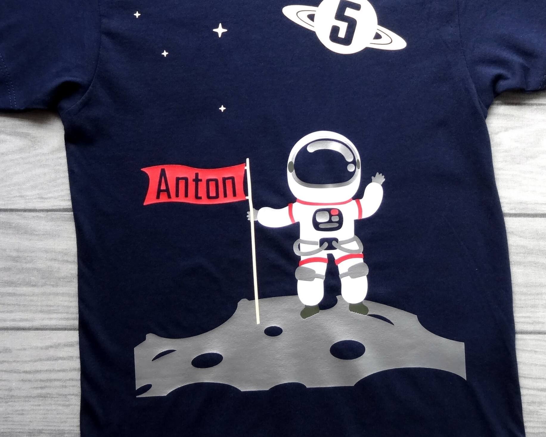 Details Aufdruck navi Geburtstagsshirt Astronaut bei Mondlandung, für Kinder personalisierbar mit Name und Zahl