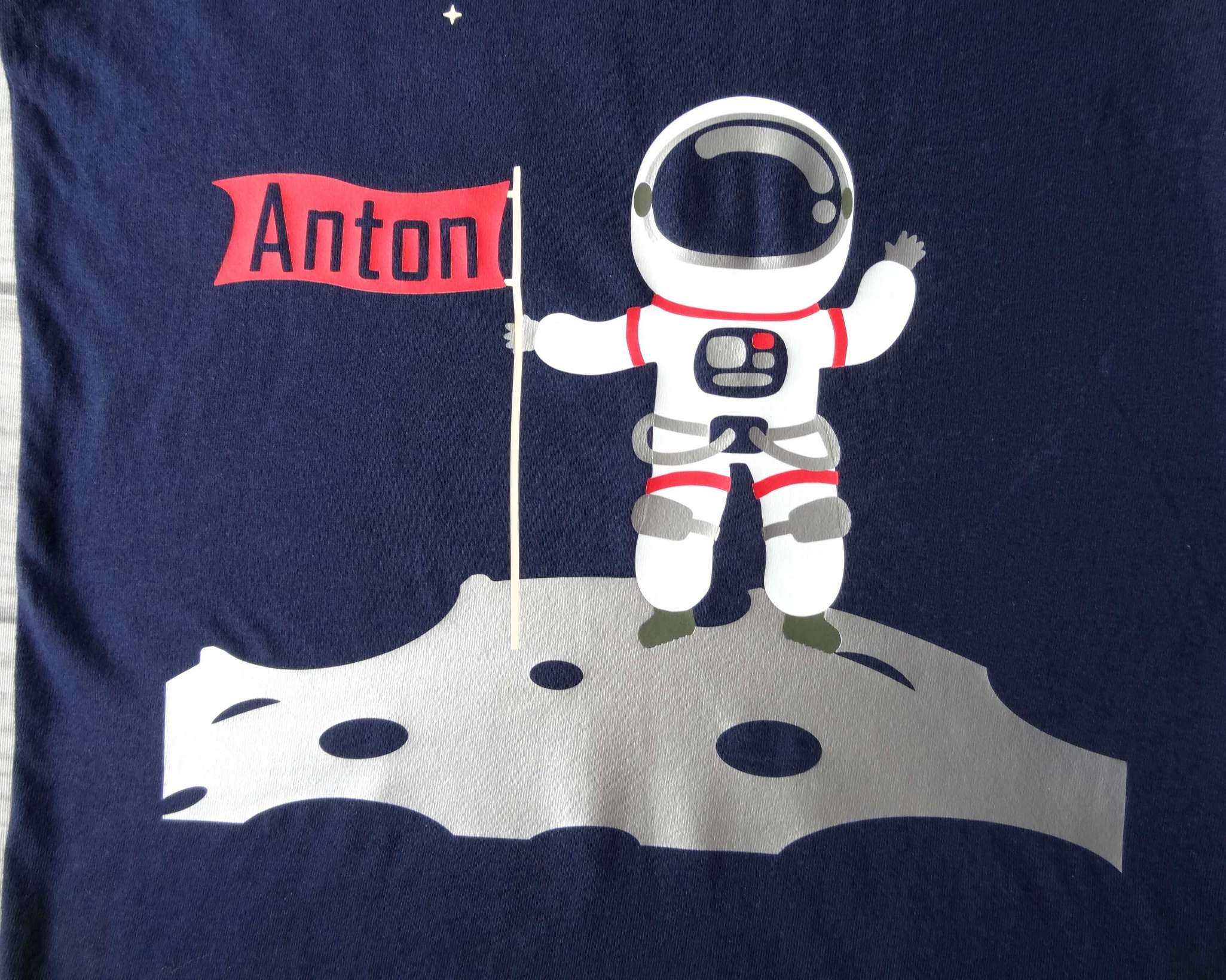 Detail Aufdruck navi Geburtstagsshirt Astronaut bei Mondlandung, mit Name und Zahl für Kinder, mit silber metallic Effekt