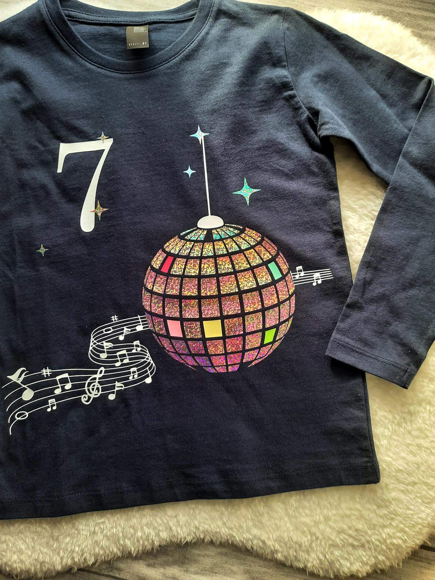 Detail Aufdruck navi Geburtstagsshirt Disko Kugel mirt holographischem Effekt, Name und Zahl, für Geburtstag und Silvester