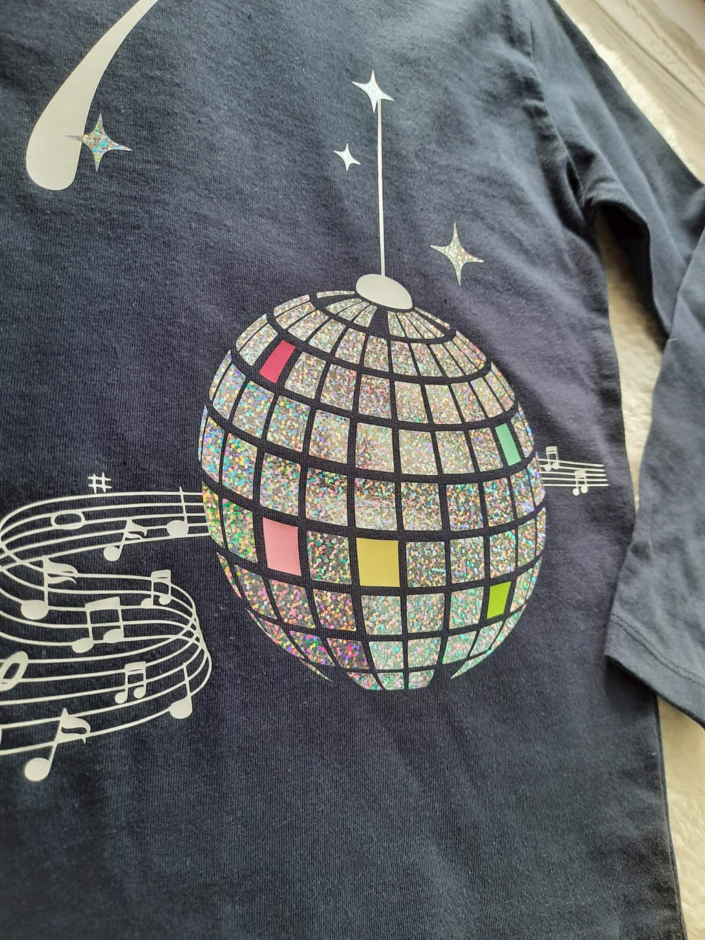 nahes Detail von navi Geburtstagsshirt Disko Kugel mirt holographischem Effekt, Name und Zahl, für Geburtstag und Silvester