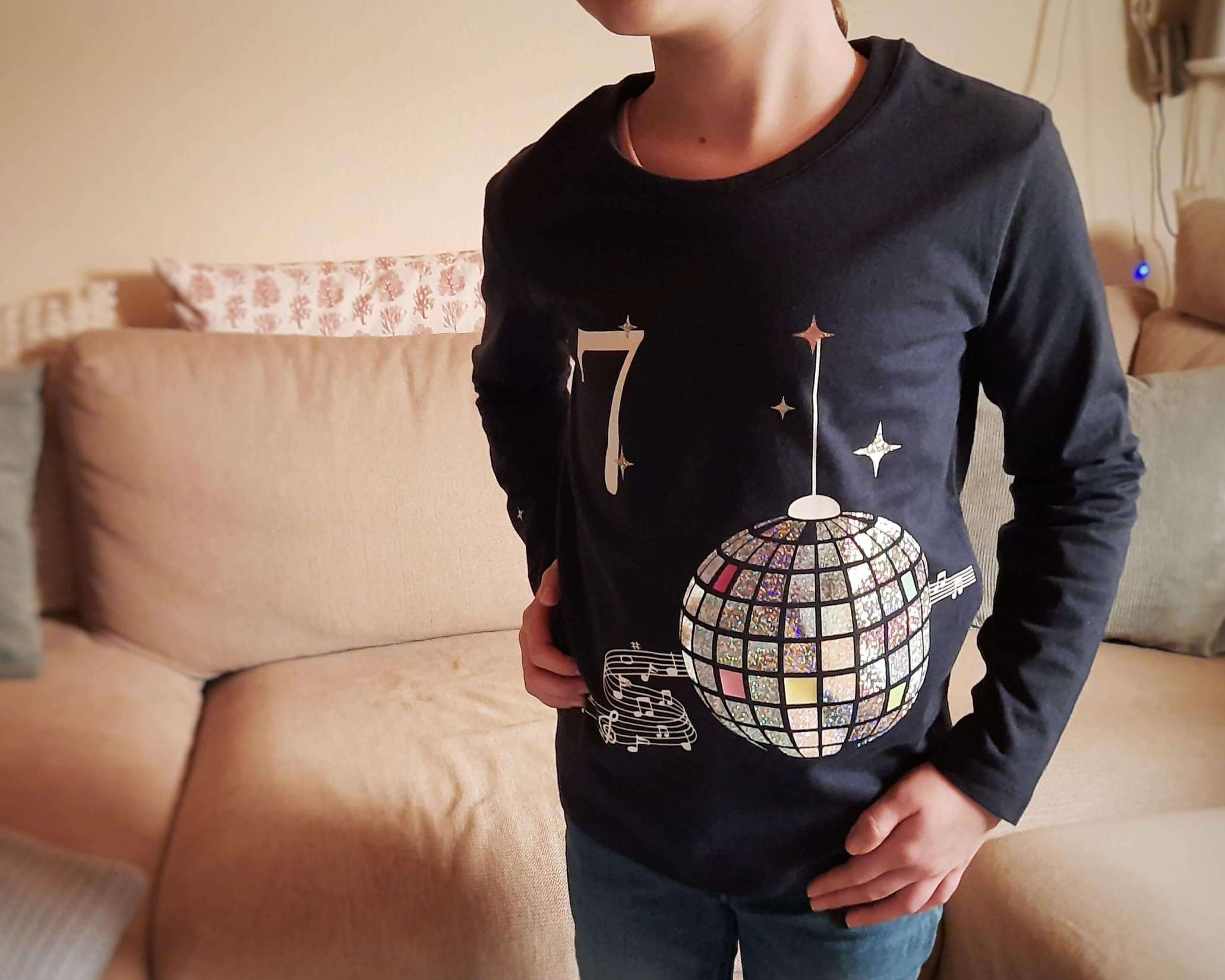 Tragebild von navi Geburtstagsshirt Disco Kugel mirt holographischem Effekt, Name und Zahl, für Geburtstag und Silvester