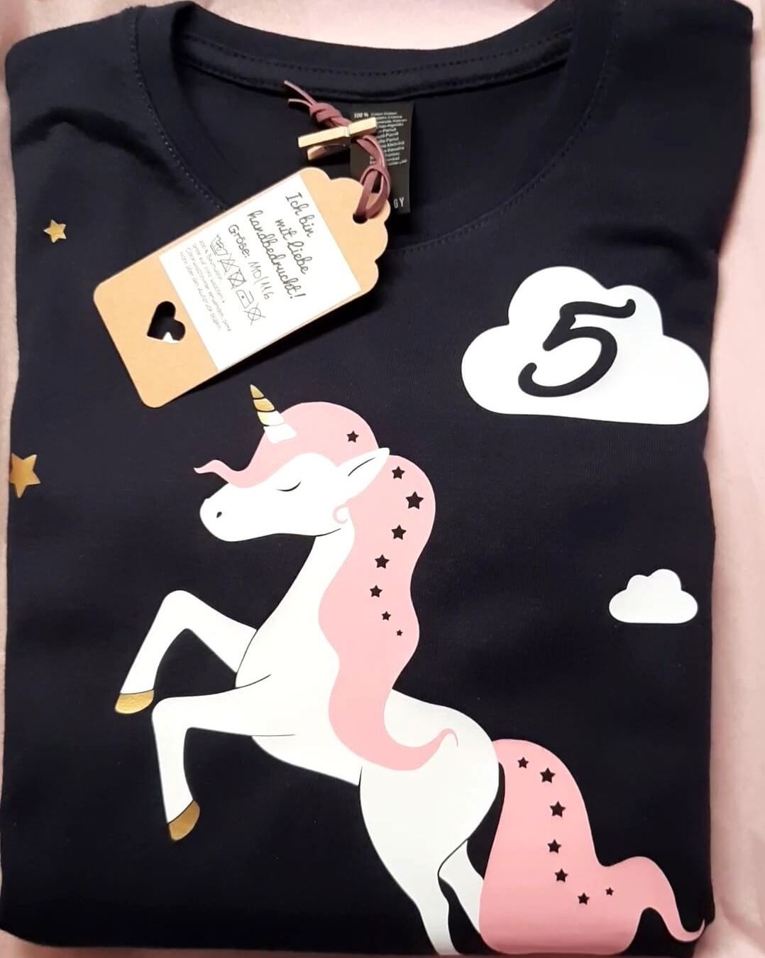 Verpackung mit Etikett Geburtstagsshirt weißes Einhorn mit Name & Zahl