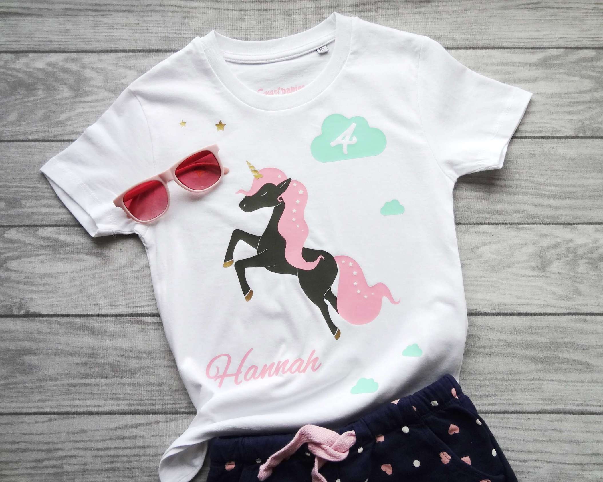 Tragevorschlag weißes Geburtstagsshirt Einhorn mit Name, Zahl und gold metallic Effekt mit kurzem Ärmeln