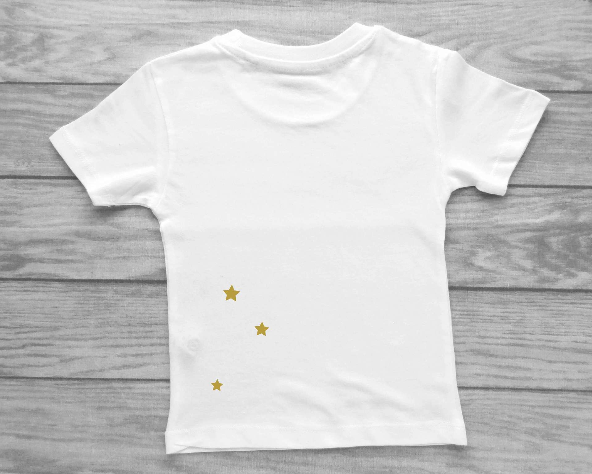 Rückseite weißes Geburtstagsshirt Fee für Kinder mit goldenen Sternen
