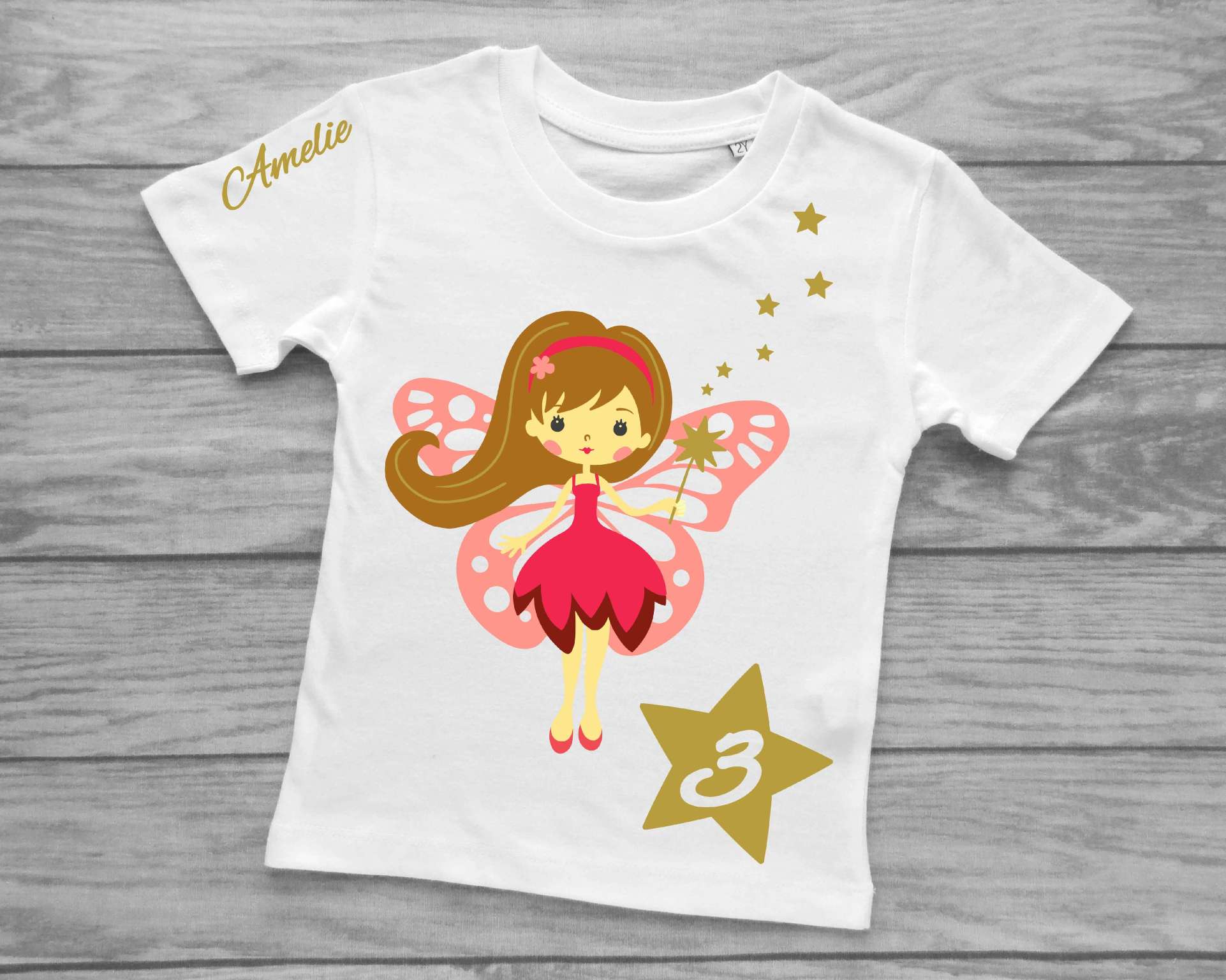 weißes Geburtstagsshirt mit Fee, mit Name und Zahl und Details in schimmerndem gold, mit kurzen Ärmeln