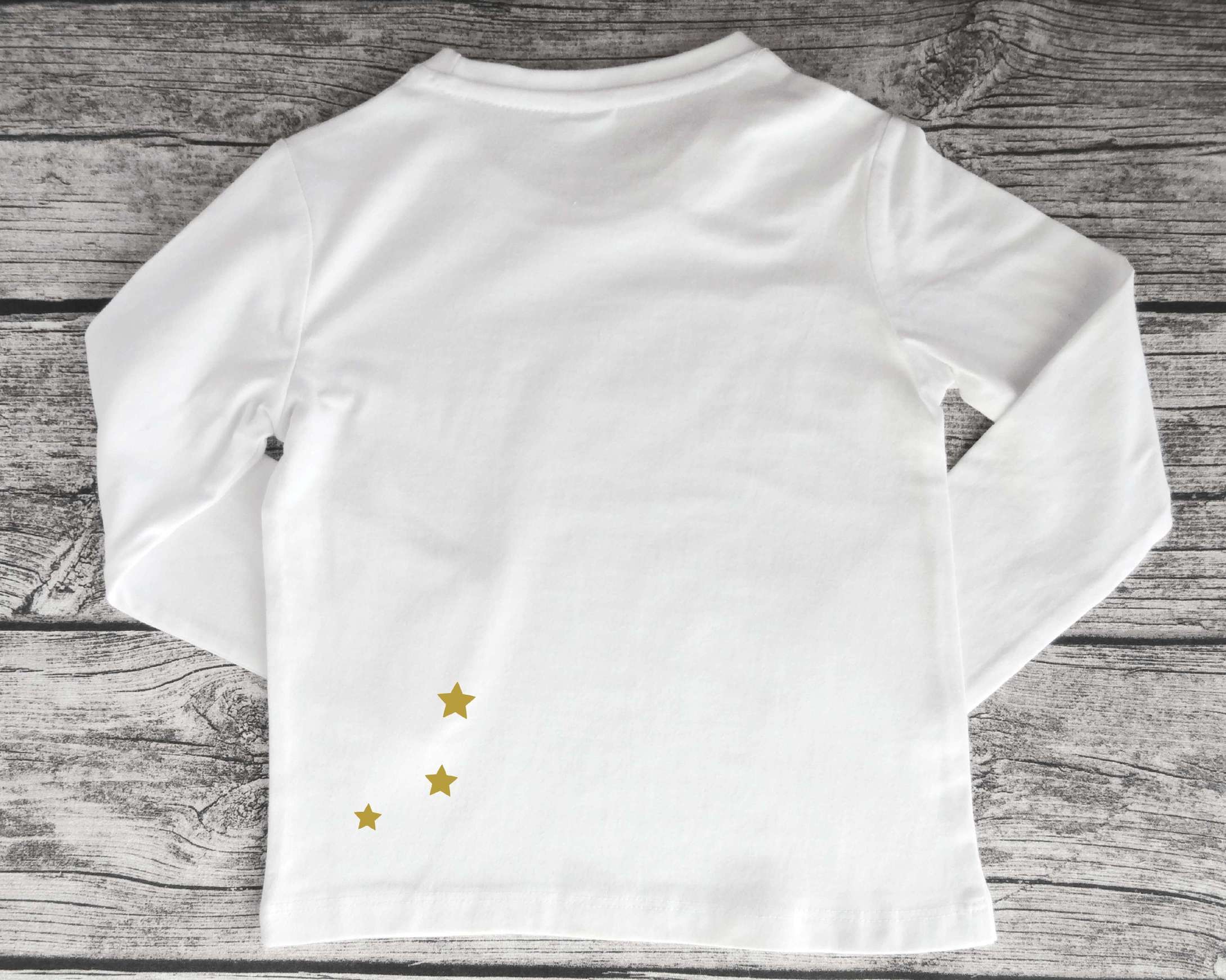 Rückseite mit Sternen von weißem Geburtstagsshirt Mädchen mit Fee und gold metallic, mit Name und Zahl und langen Ärmeln