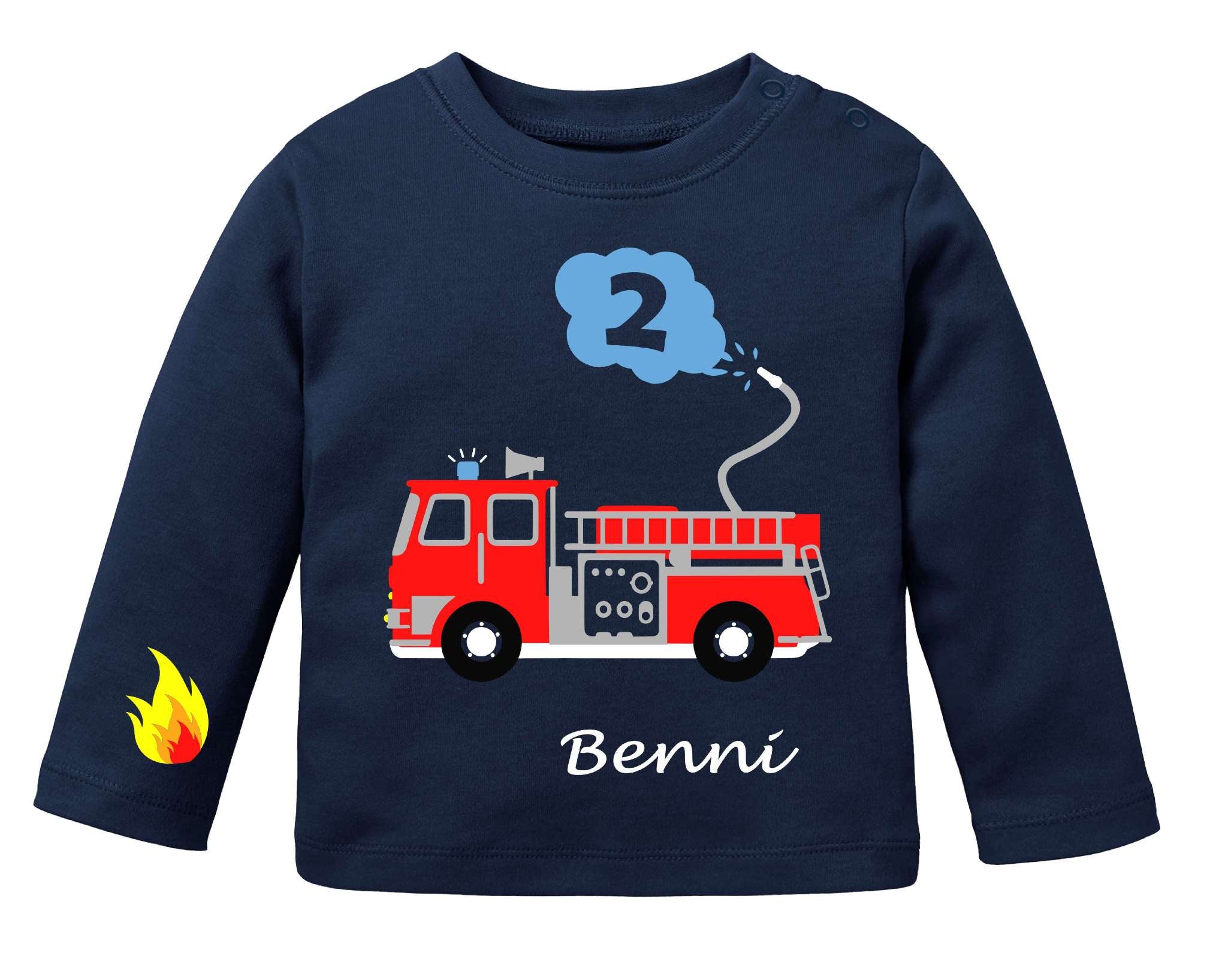 navi farbenes Babyshirt zum Geburtstag, mit Schulterknöpfen, bedruckt mit rotem Feuerwehrauto und schimmerdem silber, mit Name und Zahl