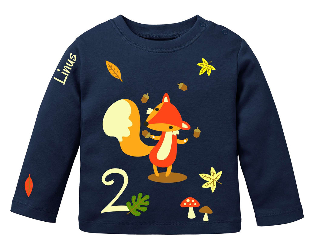 navi farbenes Babyshirt, bedruckt mit süßem Fuchs, der Eicheln jongliert und herbstlicher Szene