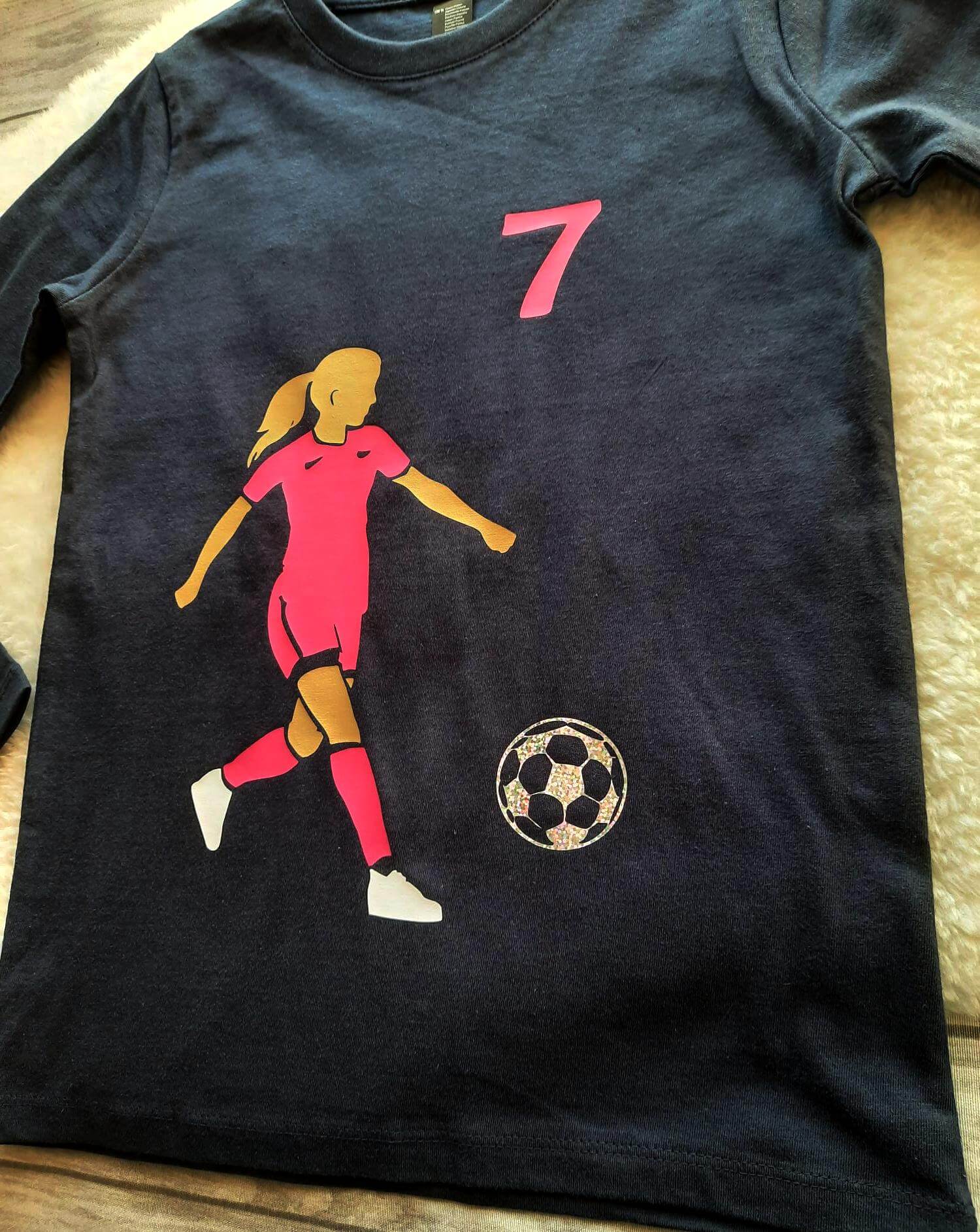 liegendes Geburtstagsshirt Fußball mit holographischem Ball