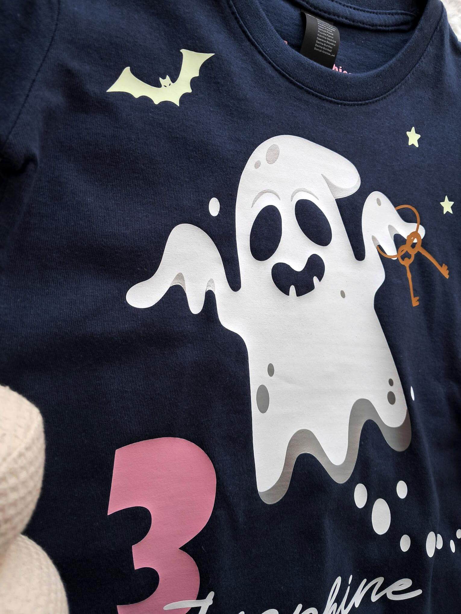 Detailbild navi Geburtstagsshirt für Kinder mit süßem Halloween Gespenst und Leuchteffekt im Dunkeln, Name und Zahl