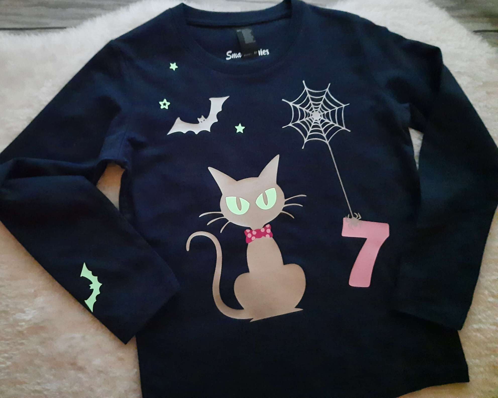 Leuchteffekt von navi Geburtstagsshirt Halloween süße Katze, leuchtet im Dunkeln, mit Name und Zahl in Rosa