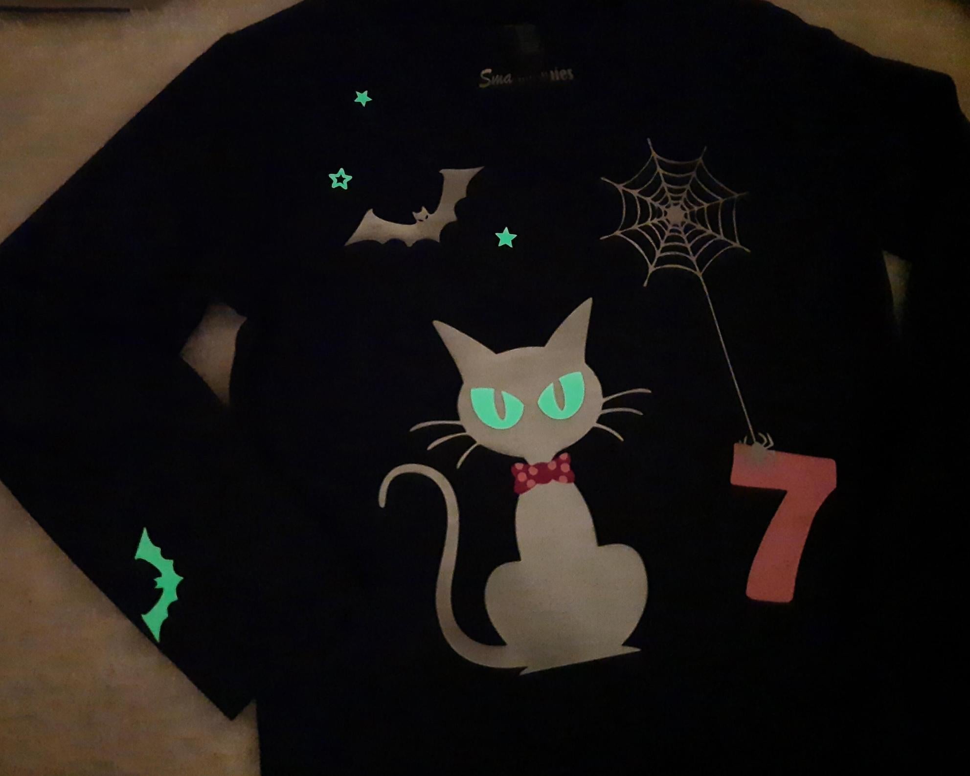 Leuchteffekt im Dunkeln von Halloween-Kindershirt mit Name und Zahl von Smartbabies