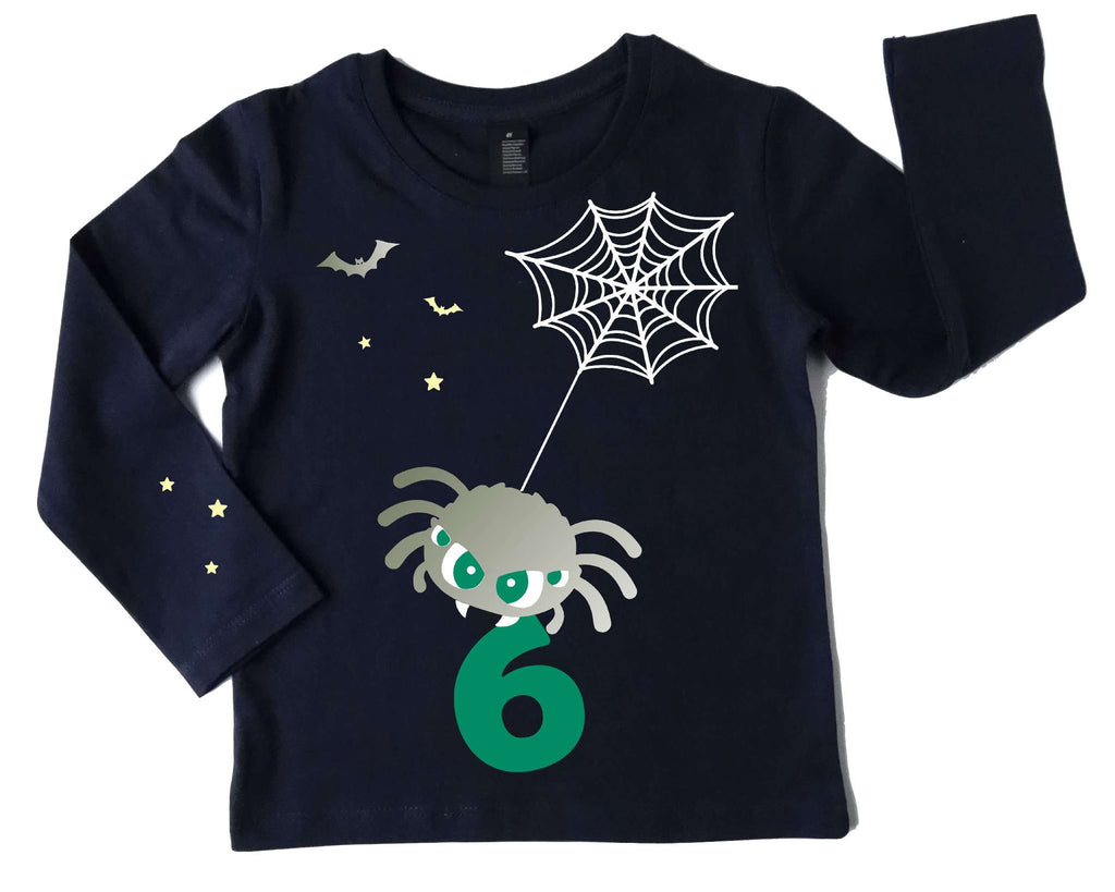 persönliches Geburtstagsshirt mit süß gruseliger Spinne im Netz für Kinder-Halloween