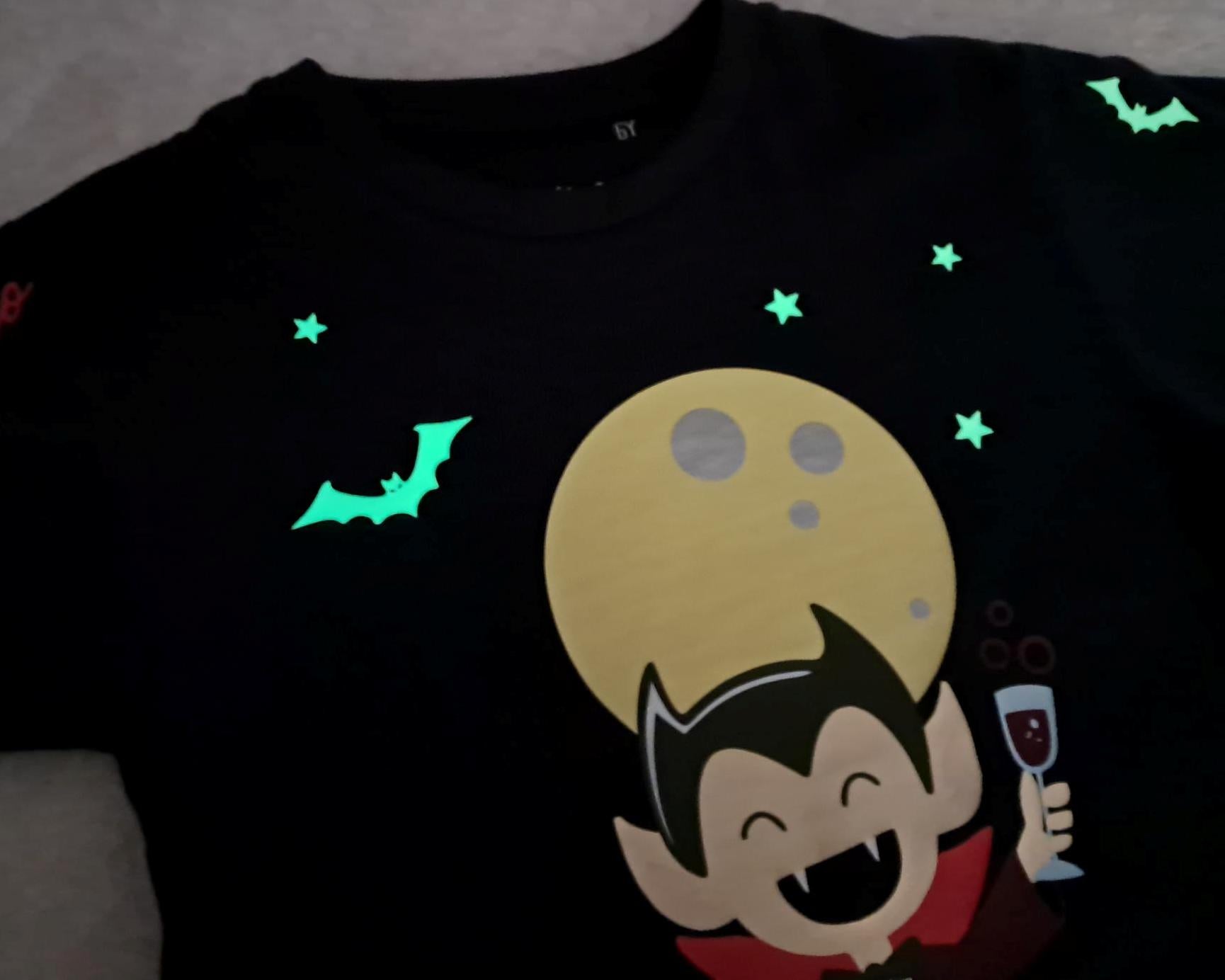 Detail von Aufdruck Halloweenshirt Vampir leuchtet im Dunkeln