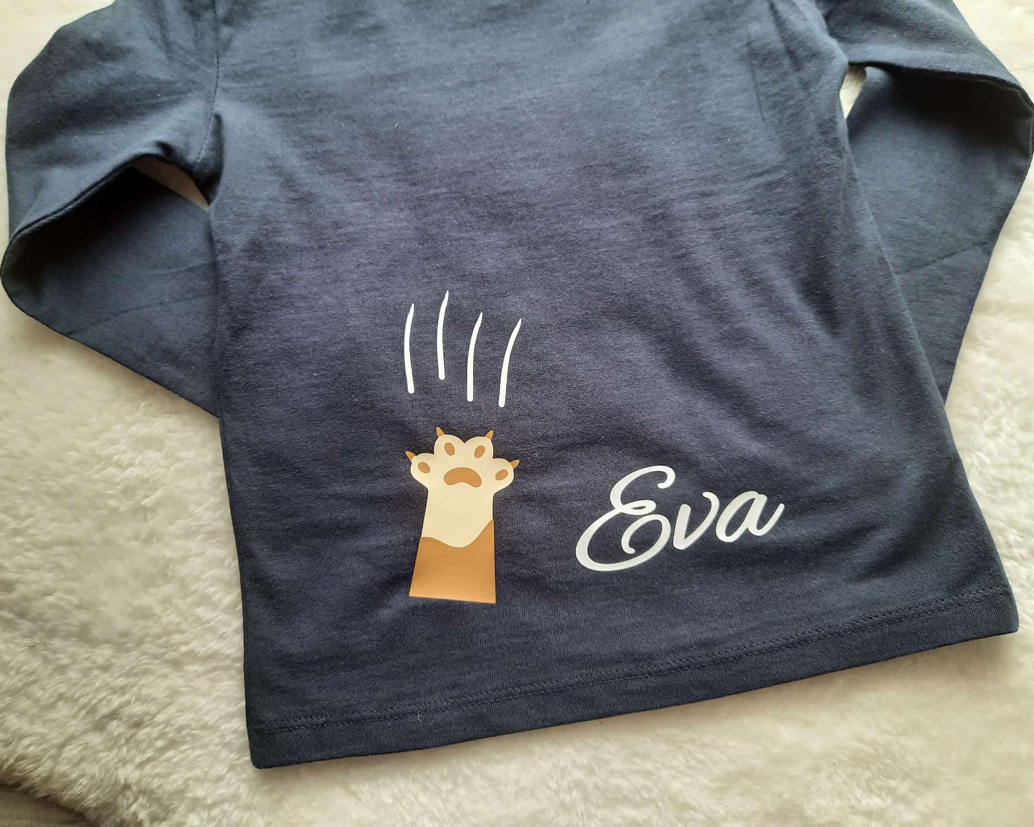 Details Rückseite von navi Geburtstagsshirt mit süßer Katze für Mädchen und Jungen mit Name und Zahl und langen Ärmeln