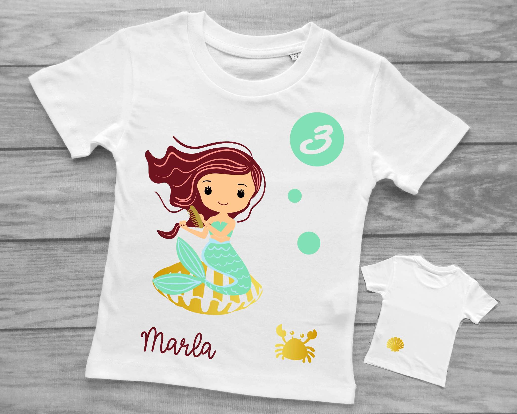 weißes Mädchen-Geburtstagsshirt mit kurzen Ärmeln, bedruckt mit Meerjungfrau auf goldener Muschel, Name und Zahl