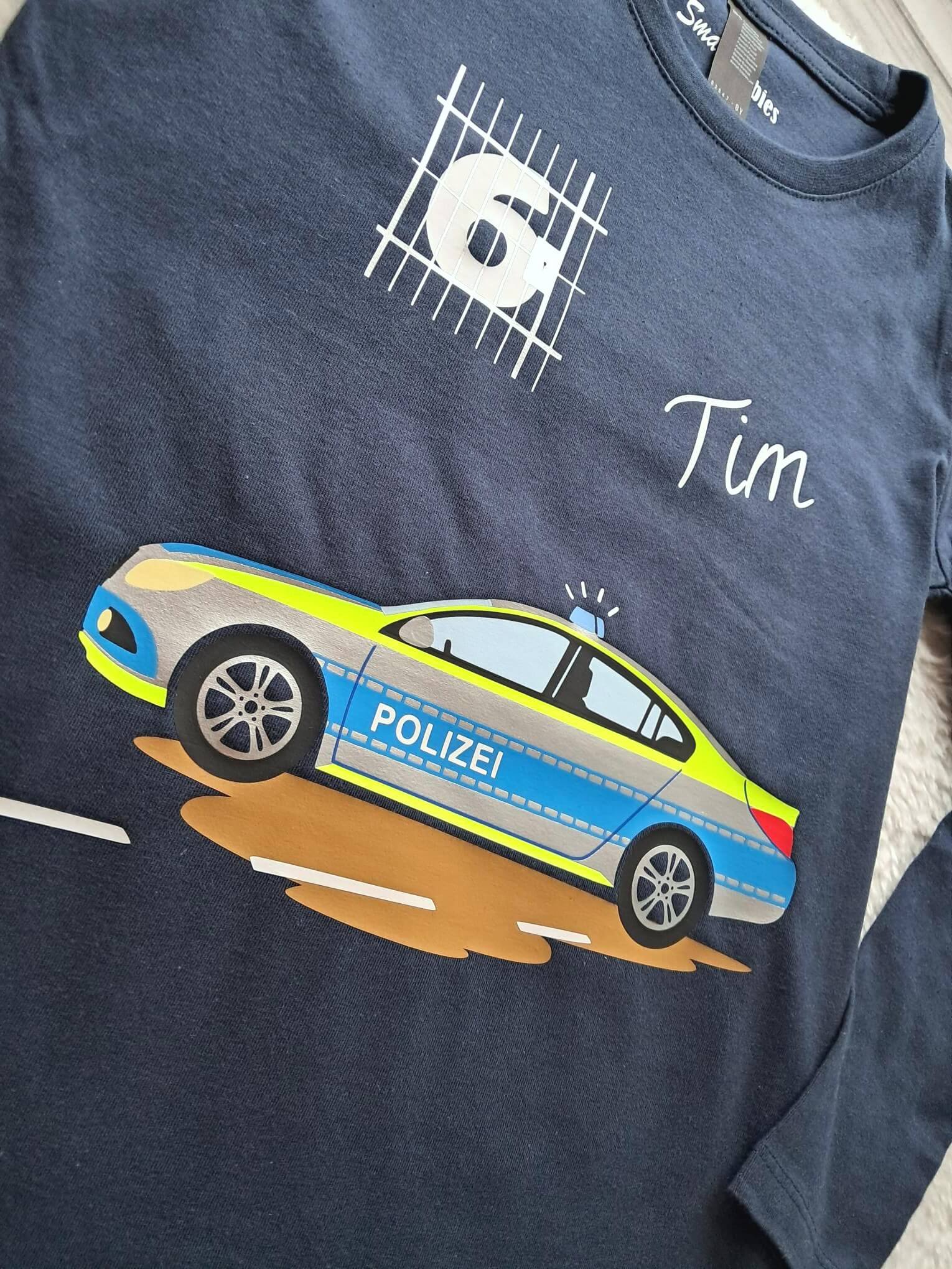 Detail Aufdruck von navi Kinder-Geburtstagsshirt mit schnellem Polizeiauto, kurze Ärmel und originale Polizei-Farben