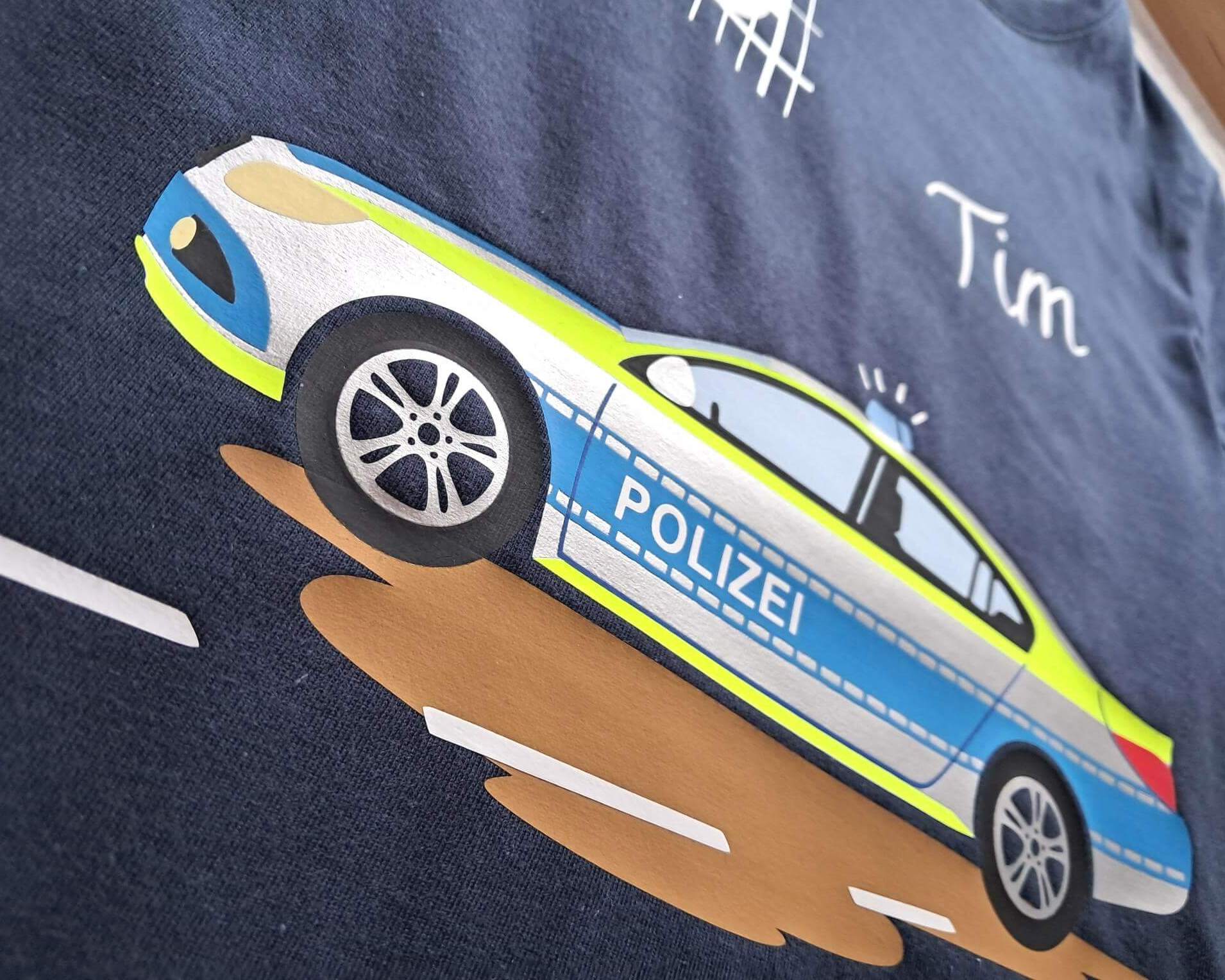 weiteres Detail Aufdruck navi Kinder-Geburtstagsshirt mit schnellem Polizeiauto, Name und Zahl