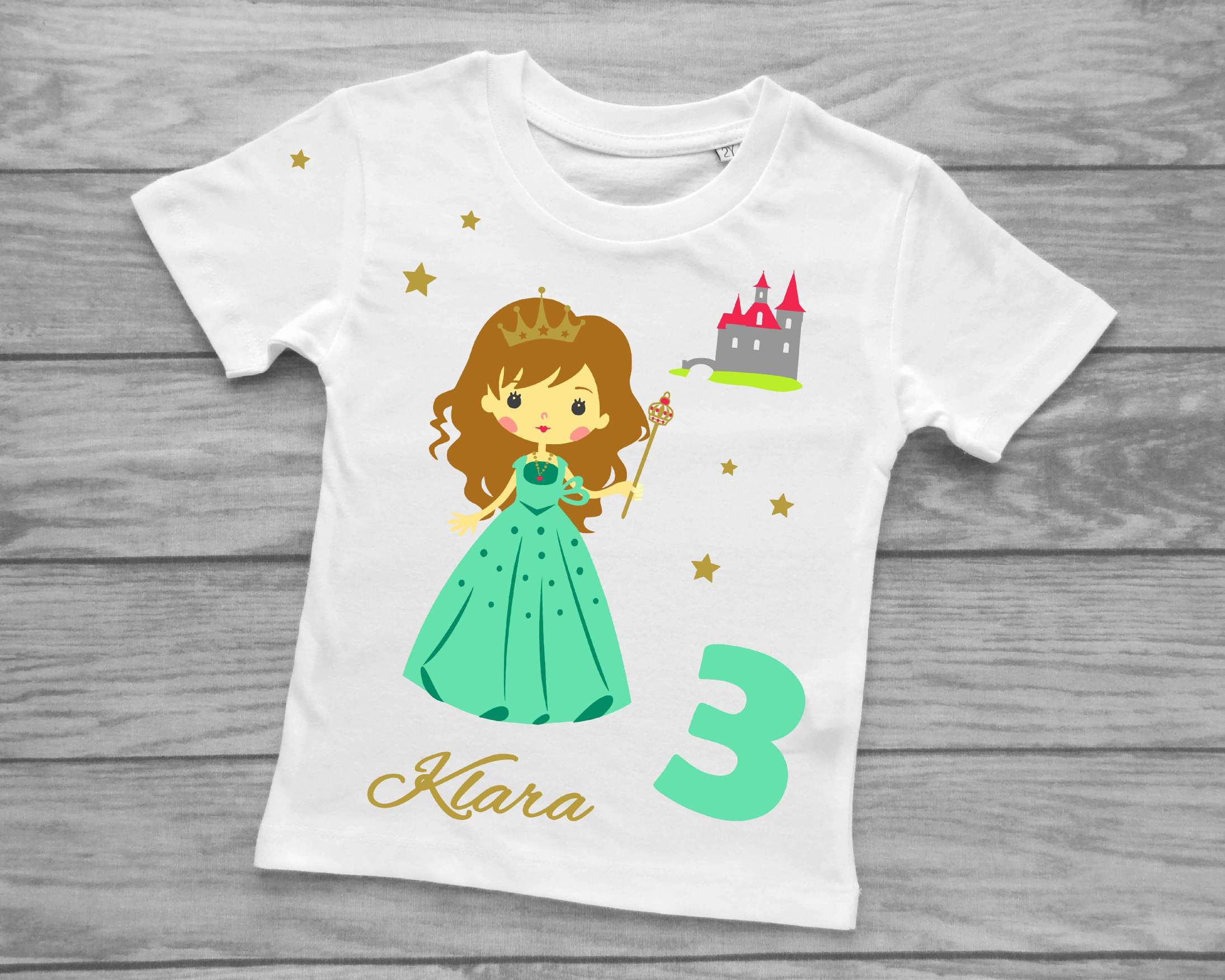 weißes T-shirt für Kindergeburtstag mit Name und Zahl, bedruckt mit Prinzessin in mint farbenem Kleid