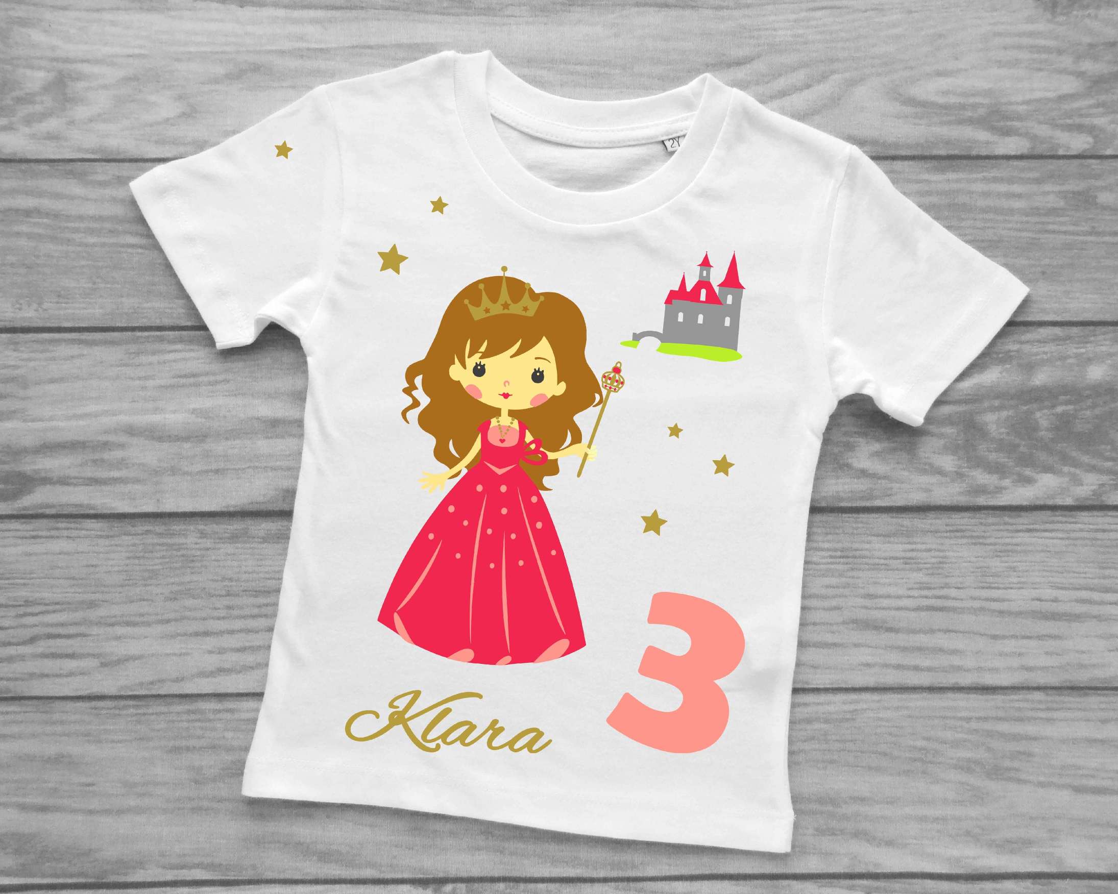 weißes T-Shirt für Kindergeburtstag mit Name und Zahl, bedruckt mit Prinzessin in pinkem Kleid und braunen Haaren