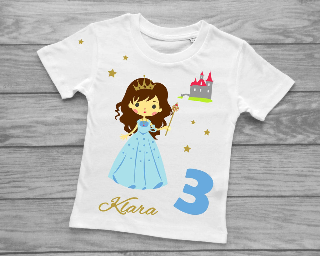 weißes T-Shirt für Kindergeburtstag mit Name und Zahl, bedruckt mit Prinzessin in hellblauem Kleid und dunklen Haaren