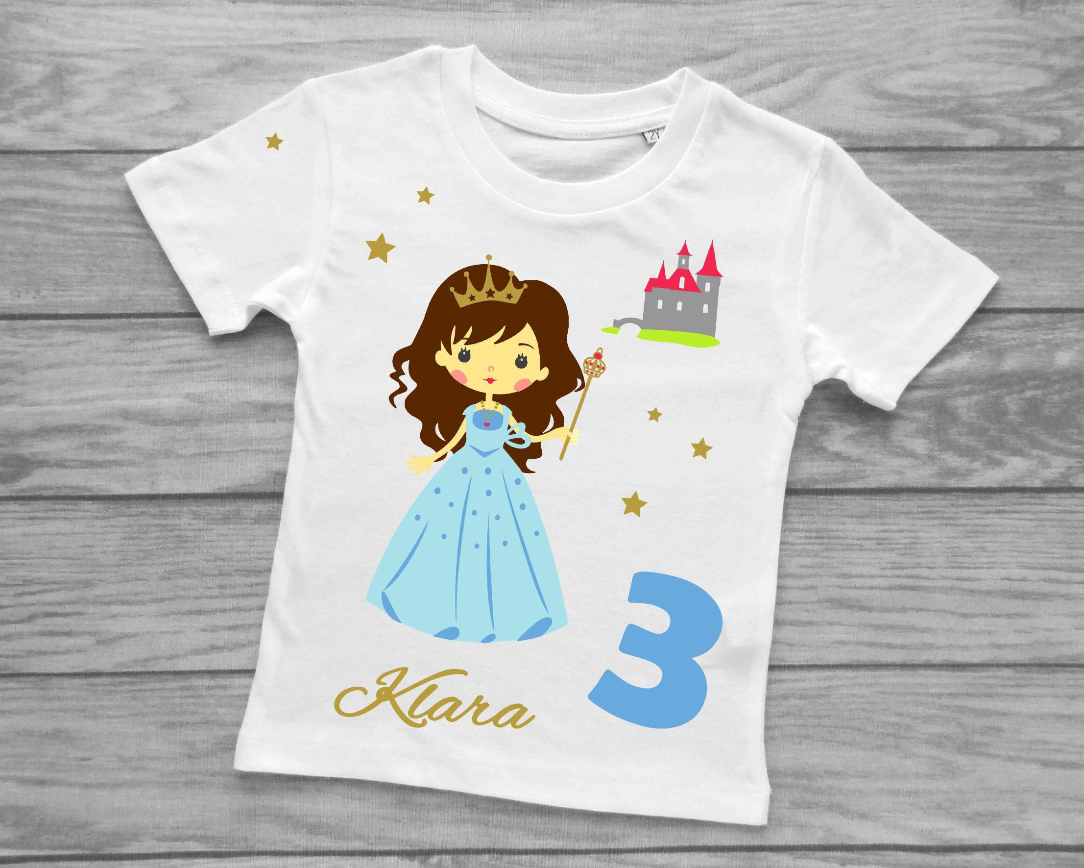 weißes T-Shirt für Kindergeburtstag mit Name und Zahl, bedruckt mit Prinzessin in hellblauem Kleid und dunklen Haaren