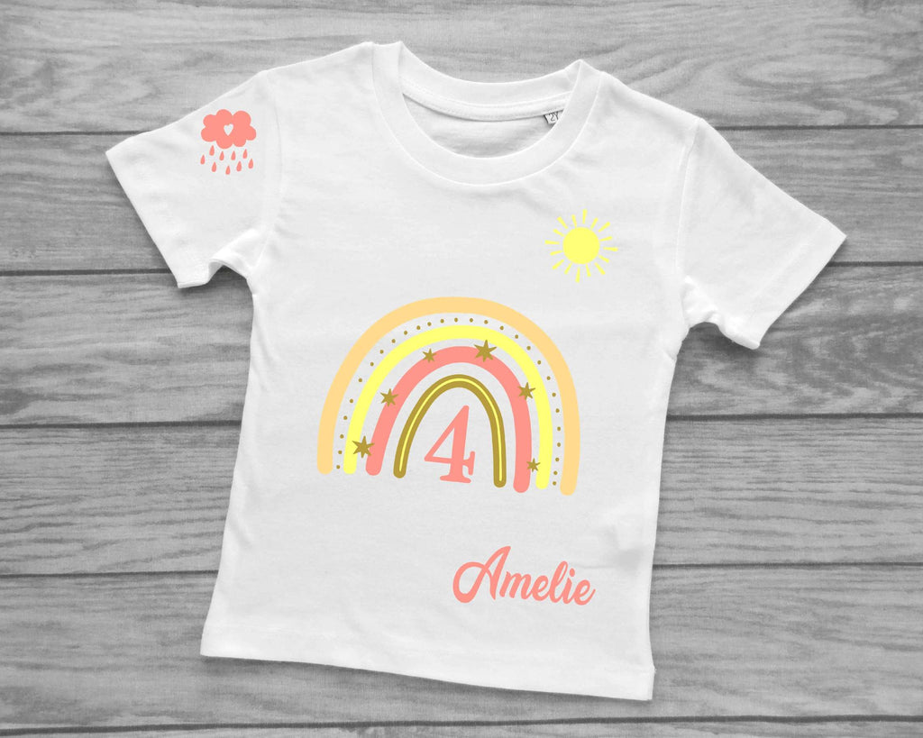 Kinder-Kurzarmshirt in weiß für Geburtstag mit pastell-rosa Regenbogen, Name und Zahl, Sonne und Wolke bedruckt
