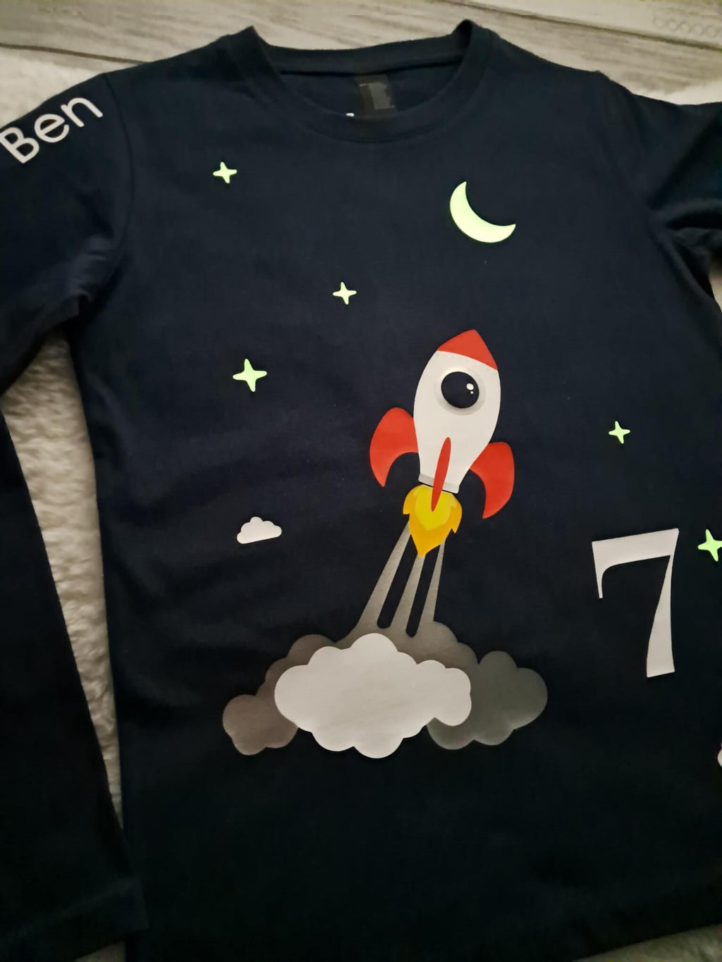 Detailansicht Aufdruck, navi Kinder Geburtstagsshirt mit startender Rakete bedruckt, mit Leuchteffekt im Dunkeln, kurze Ärmel