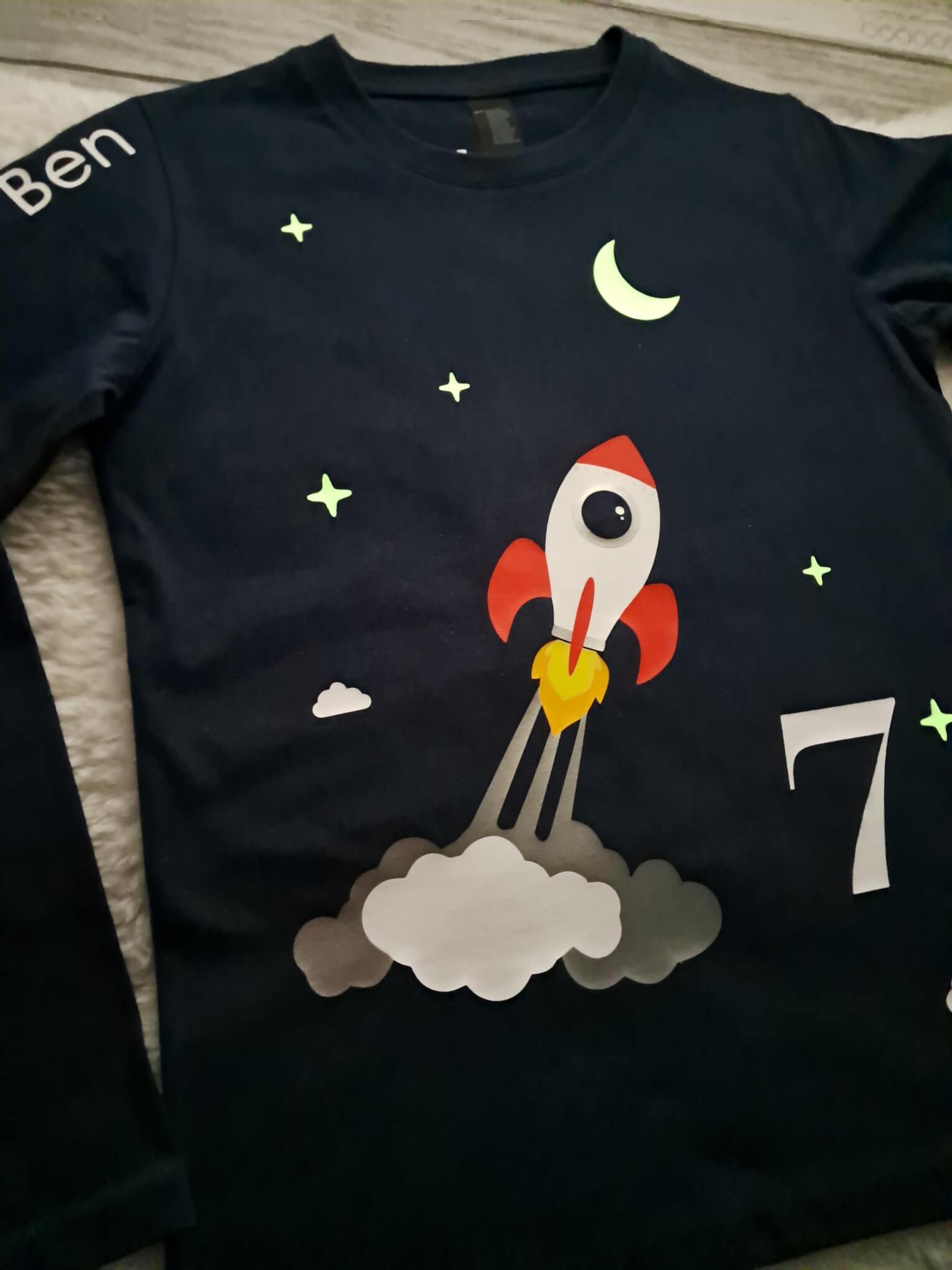 Detailansicht Aufdruck, navi Kinder Geburtstagsshirt mit startender Rakete bedruckt, mit Leuchteffekt im Dunkeln, kurze Ärmel