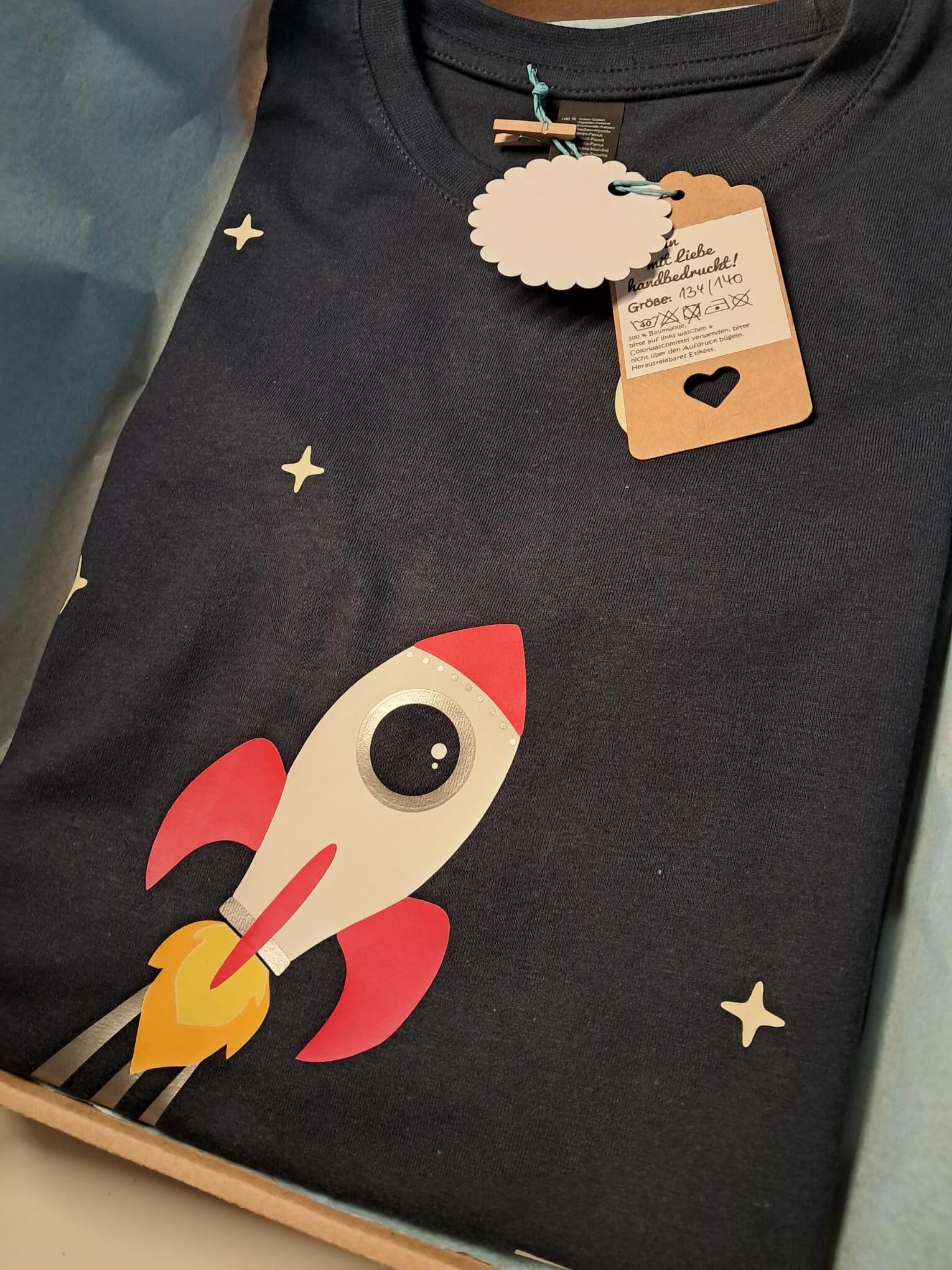 navi Kinder Geburtstagsshirt in Verpackung mit startender Rakete bedruckt, mit Leuchteffekt im Dunkeln, kurze Ärmel