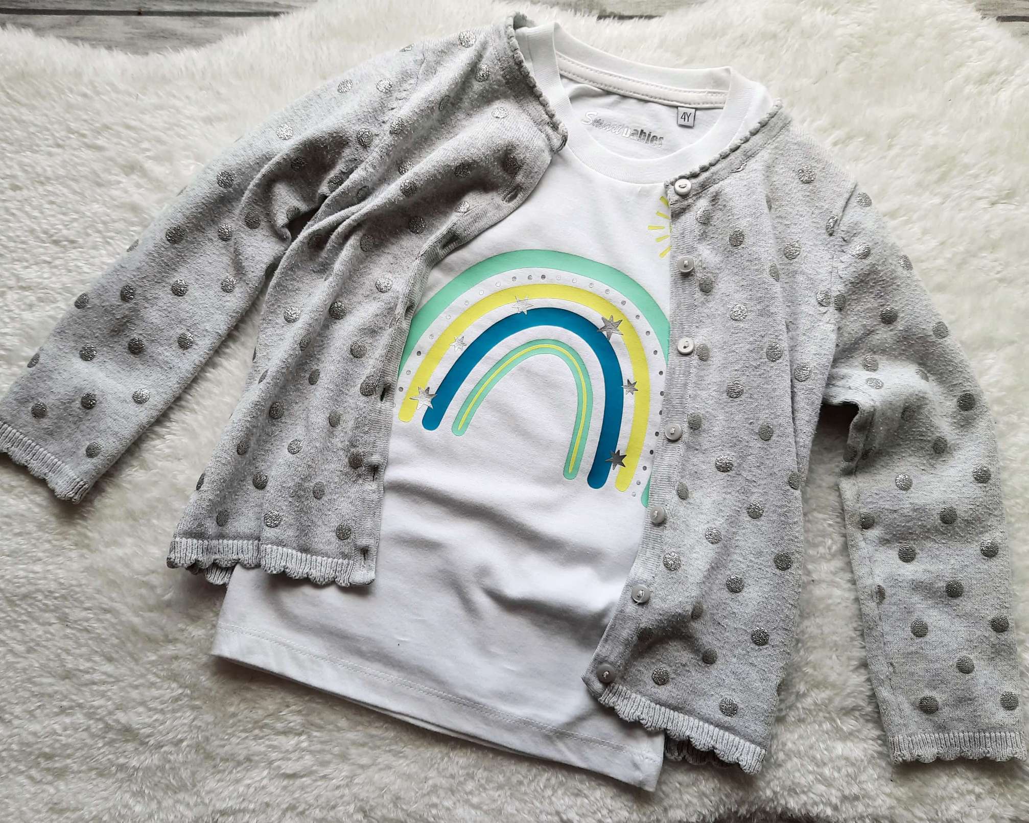 Tragevorschlag weißes Geburtstagsshirt Regenbogen pastell mint mit gold metallic Effekt und langen Ärmeln