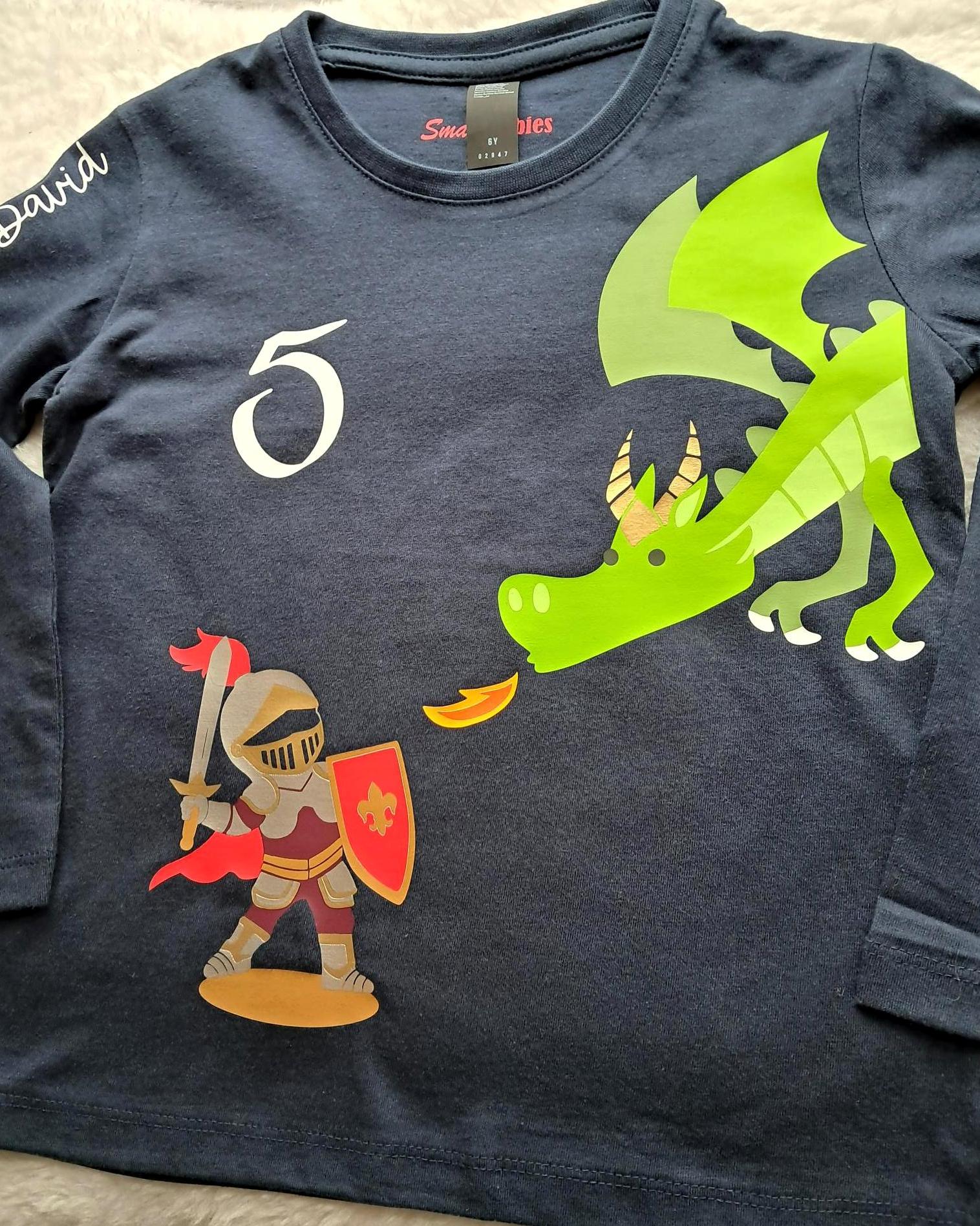 liegendes Kinder Geburtstagsshirt mit Ritter und Drache langärmlig mit Name und Ziffer