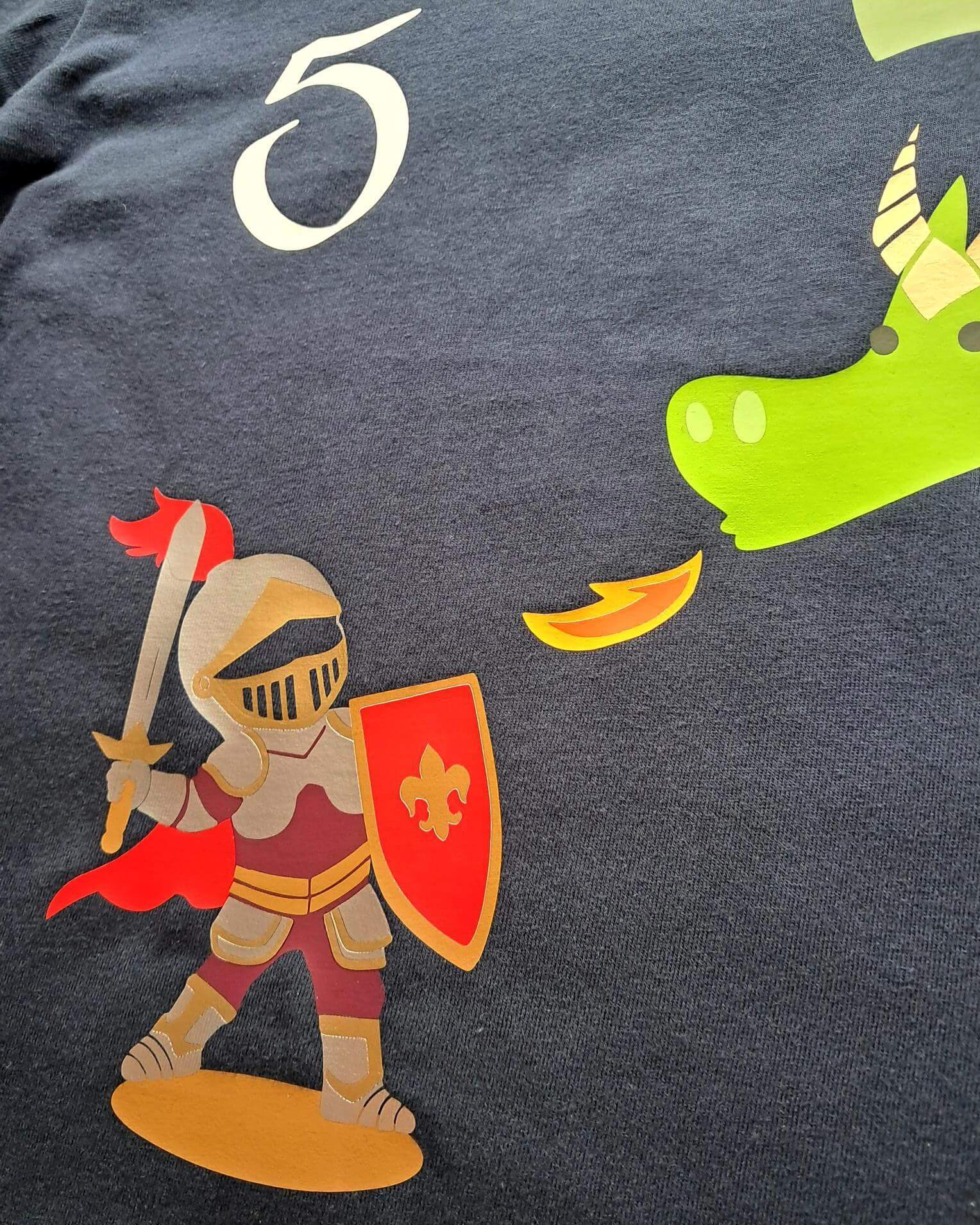 Detailansicht navi Geburtstagsshirt mit Name und Zahl für Kinder mit Ritter und feuerspeiendem Drache