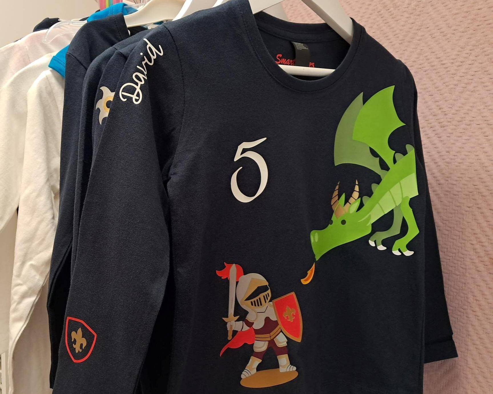 Auswahl coole Kinder-Geburtstagsshirts von Samrtbabies auf Kleiderstange, mit Name und Zahl personalisierbar
