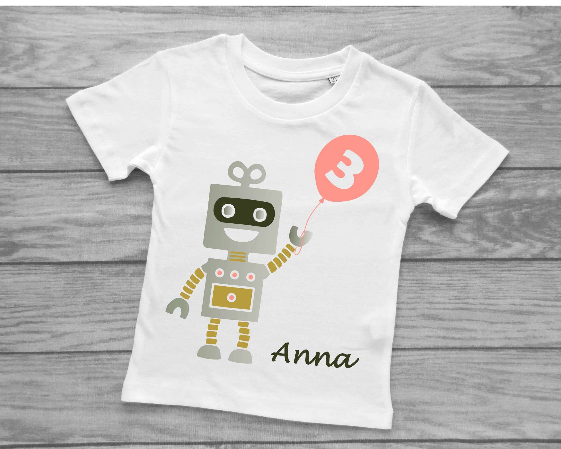 weißes Kinder-T-Shirt für Geburtstagskinder mit silber schimmerndem Roboter bedruckt, mit Name und Zahl und rosa Luftballon