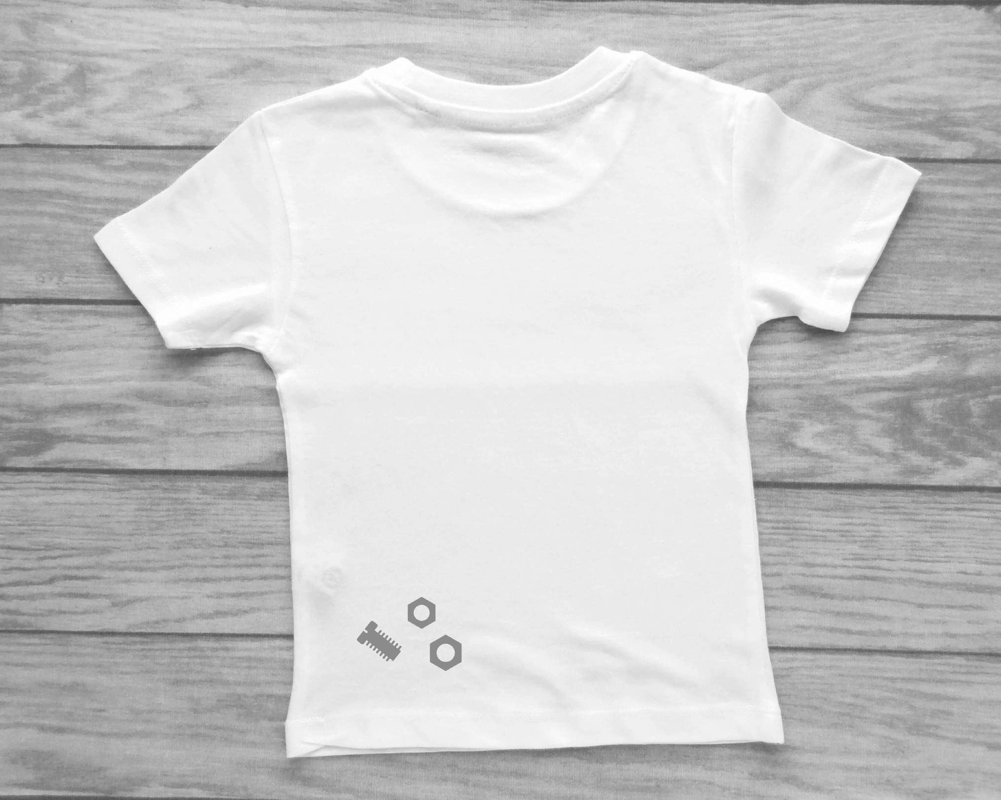 weißes Kinder-T-Shirt für Geburtstagskinder Roboter, mit bedruckter Rückseite schimmernde Schrauben