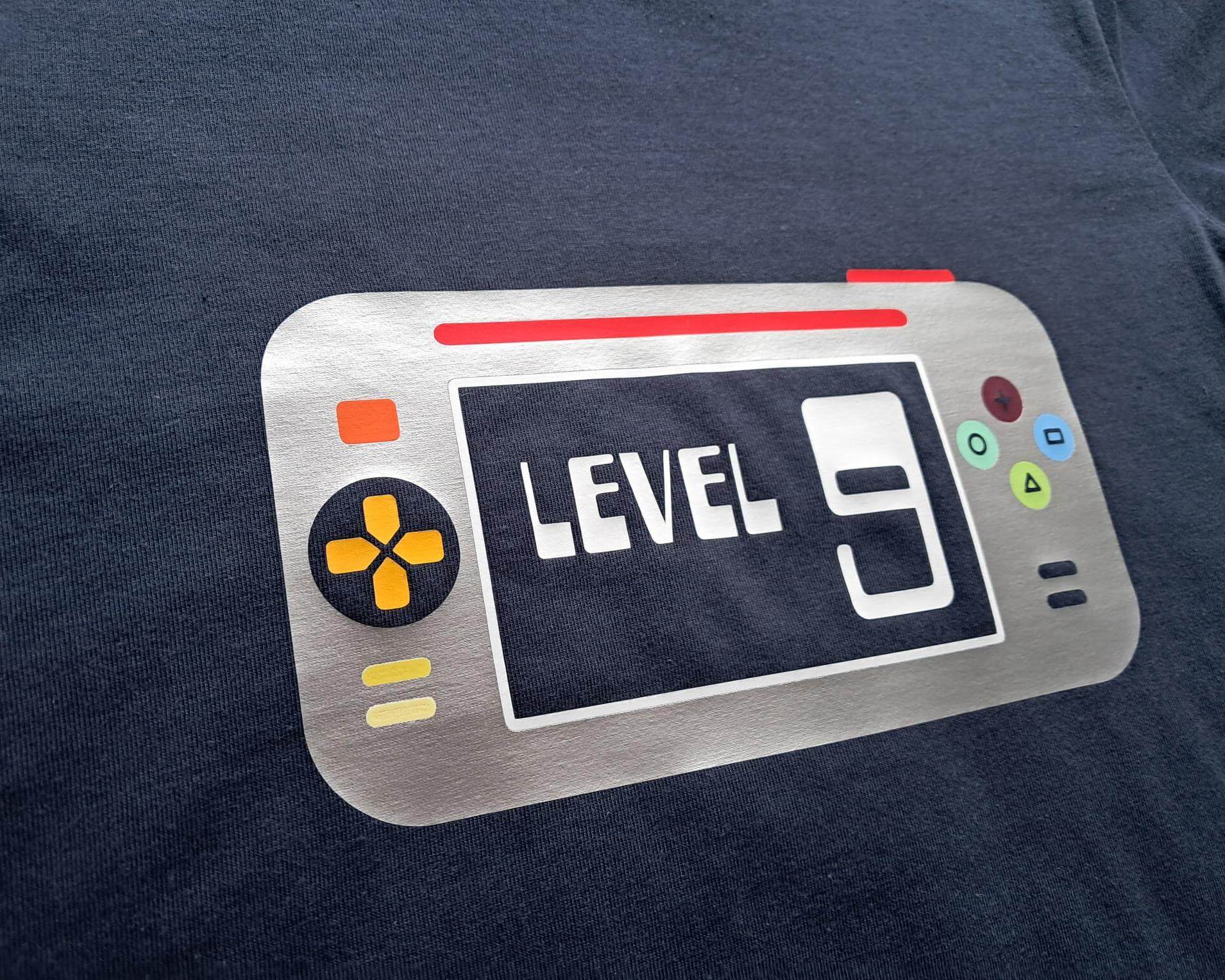 Detail von Aufdruck navi Geburtstagsshirt Game Konsole, mit Name und Zahl in schimmerndem silber Metallic Effekt