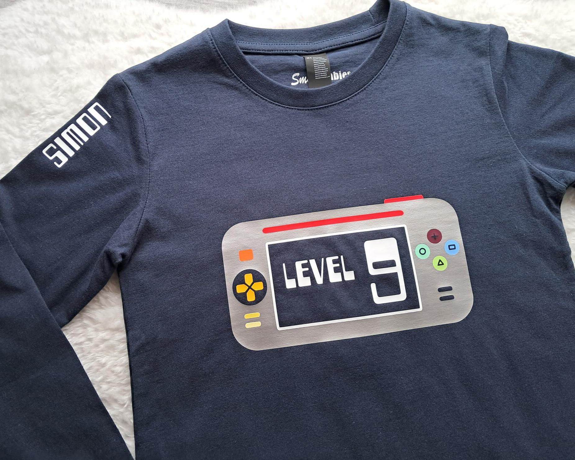 Detailansicht Geburtstagsshirt Spielkonsole silber schimmernd und Name