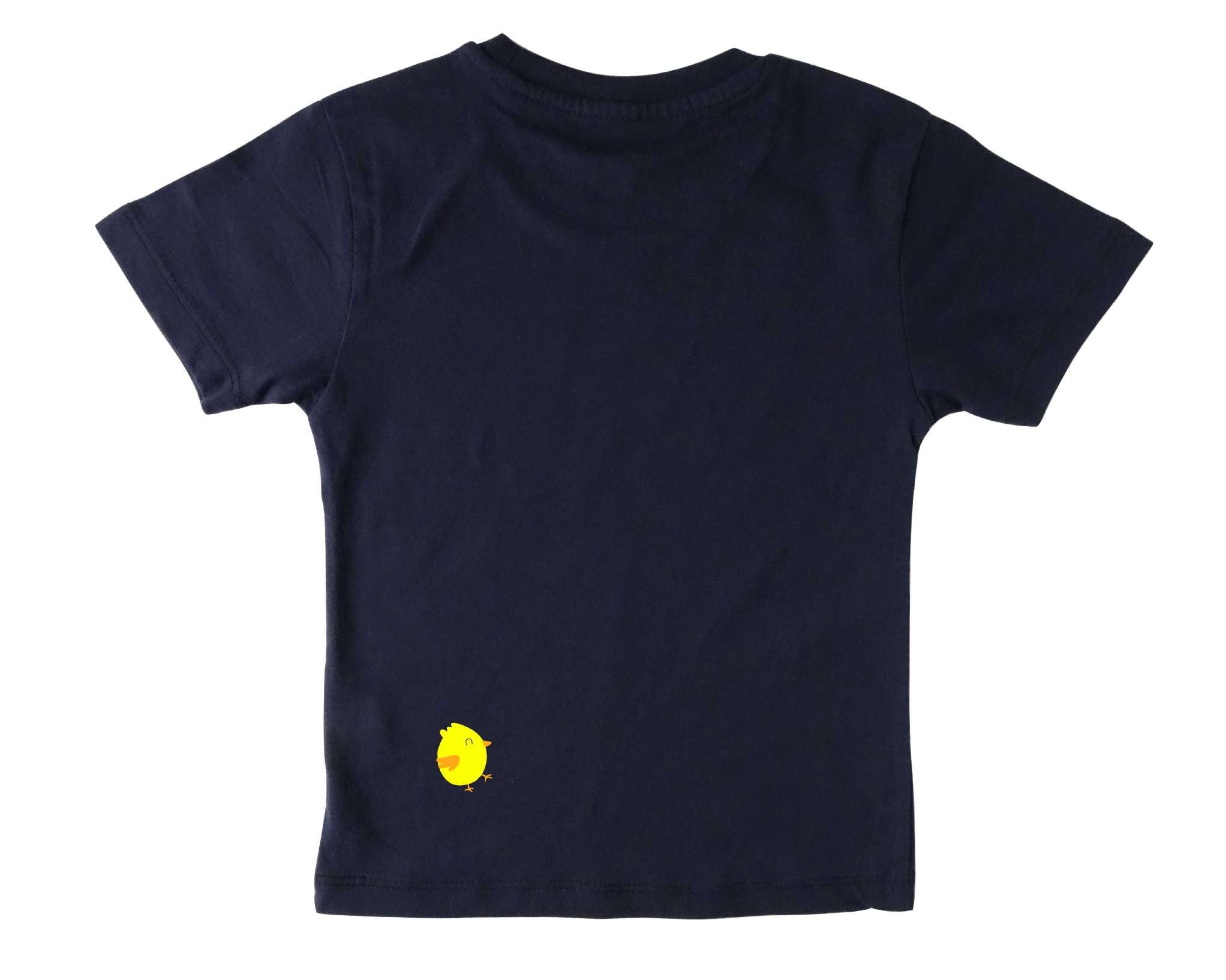 Rückseite mit Küken von navi Geburtstagsshirt für Kinder roter Traktor mit silber metallic Effekt, Name und Zahl