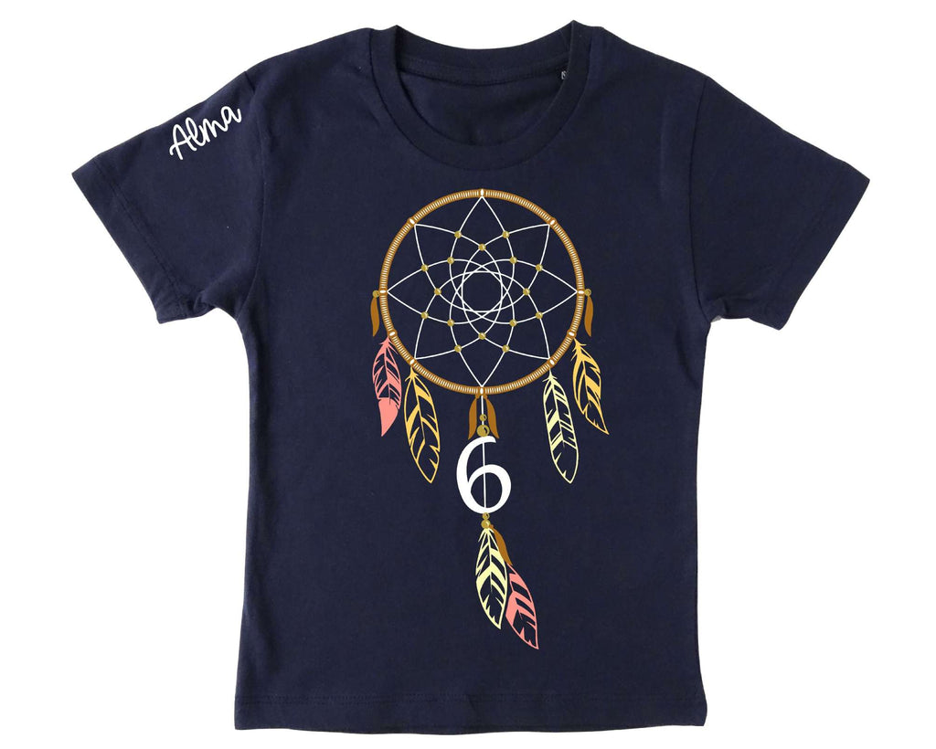 navi Kinder-Geburtstagsshirt im Boho-Stil mit Traumfänger in braun-rosa bedruckt, Name und Zahl und kurzen Ärmeln