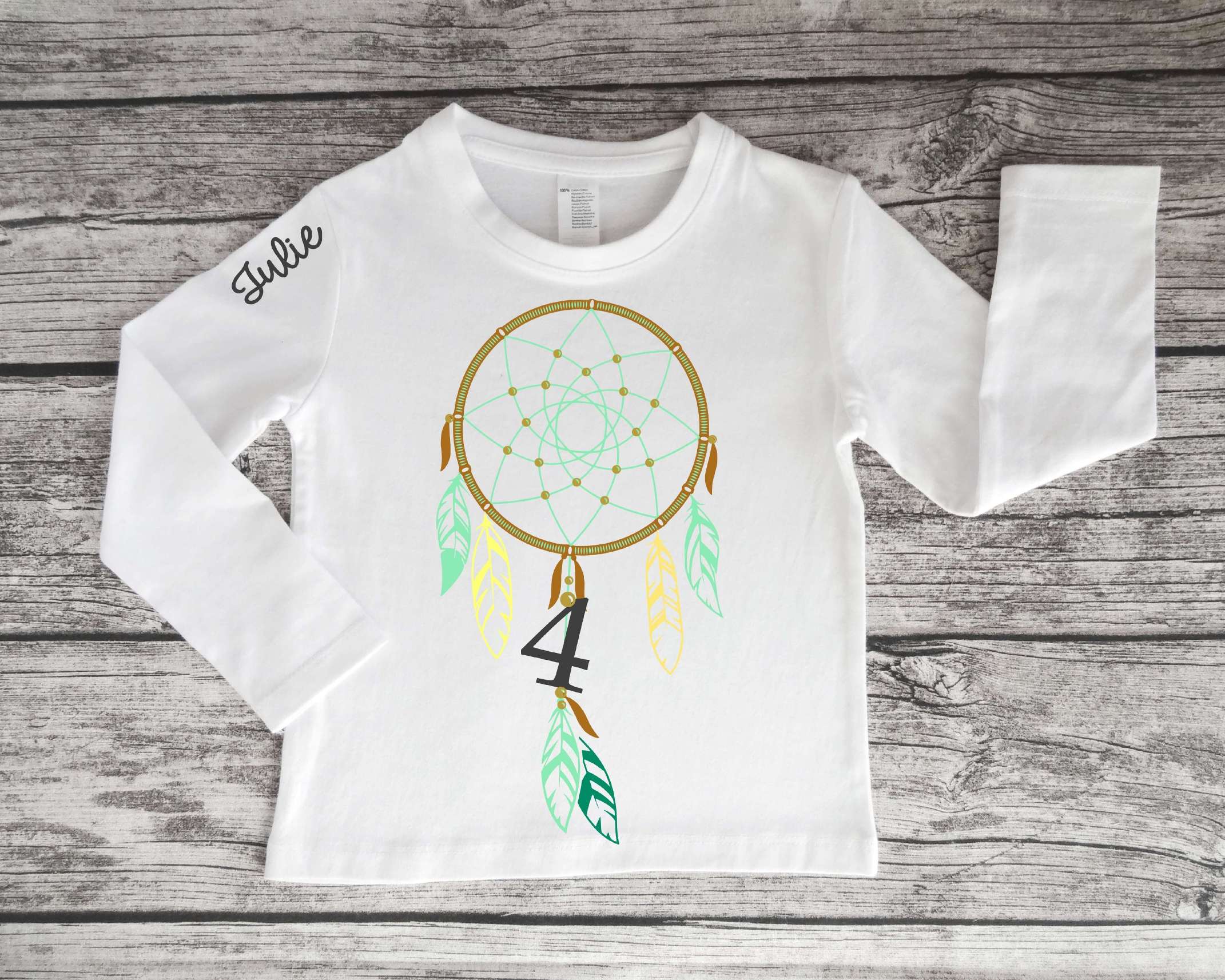 weißes Kinder-Geburtstagsshirt mit Traumfänger in braun-mint bedruckt, Name und Zahl und langen Ärmeln