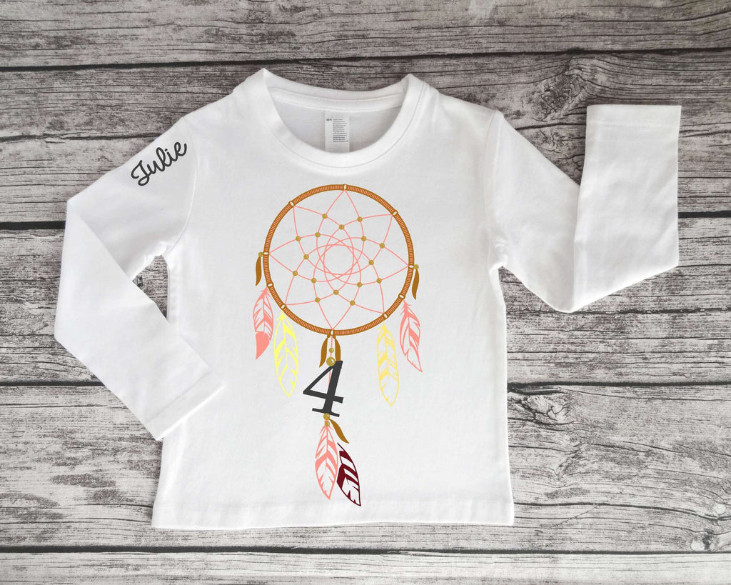 weißes Kinder-Geburtstagsshirt mit Traumfänger in braun-rosa bedruckt, Name und Zahl und langen Ärmeln