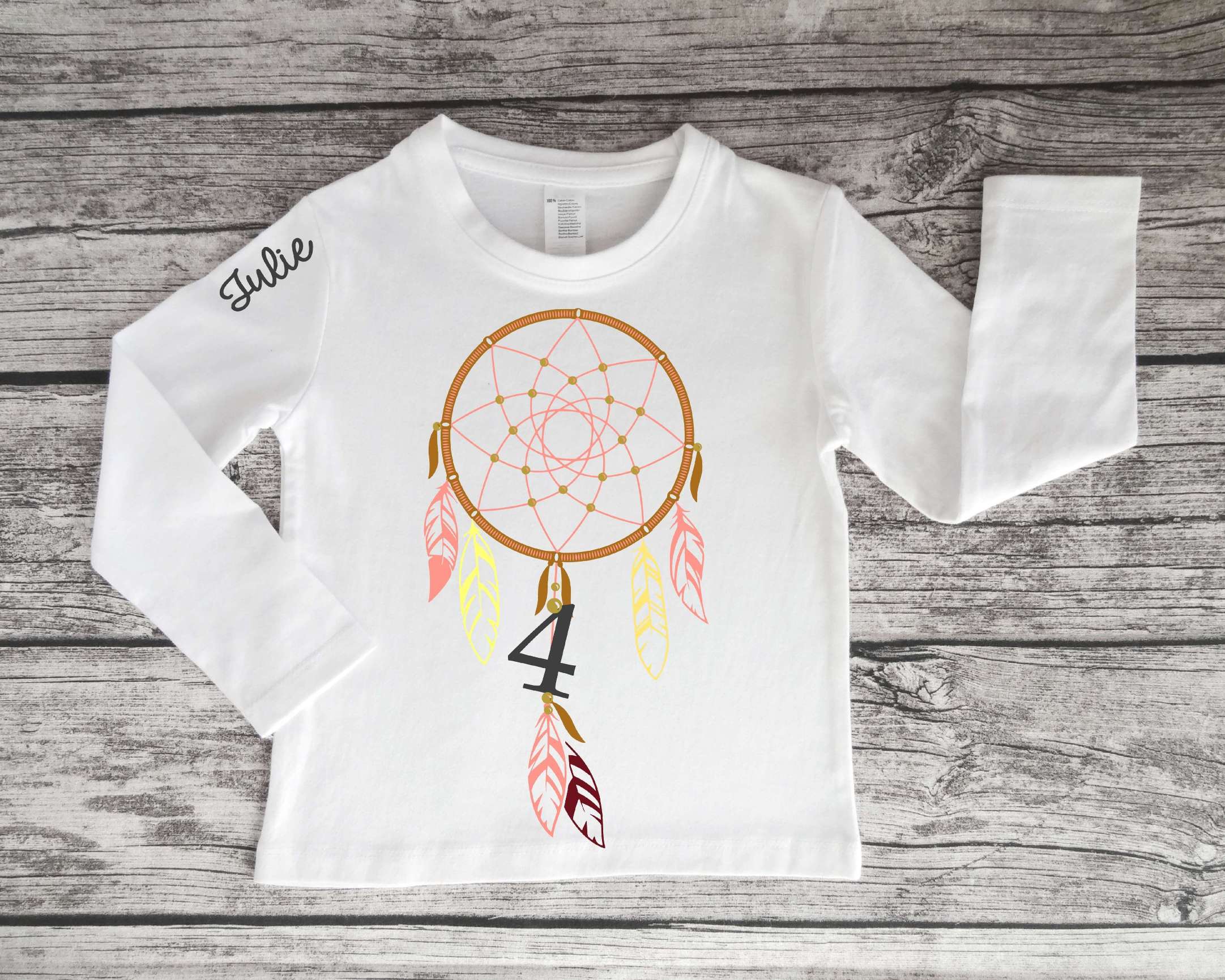 weißes Kinder-Geburtstagsshirt mit Traumfänger in braun-rosa bedruckt, Name und Zahl und langen Ärmeln