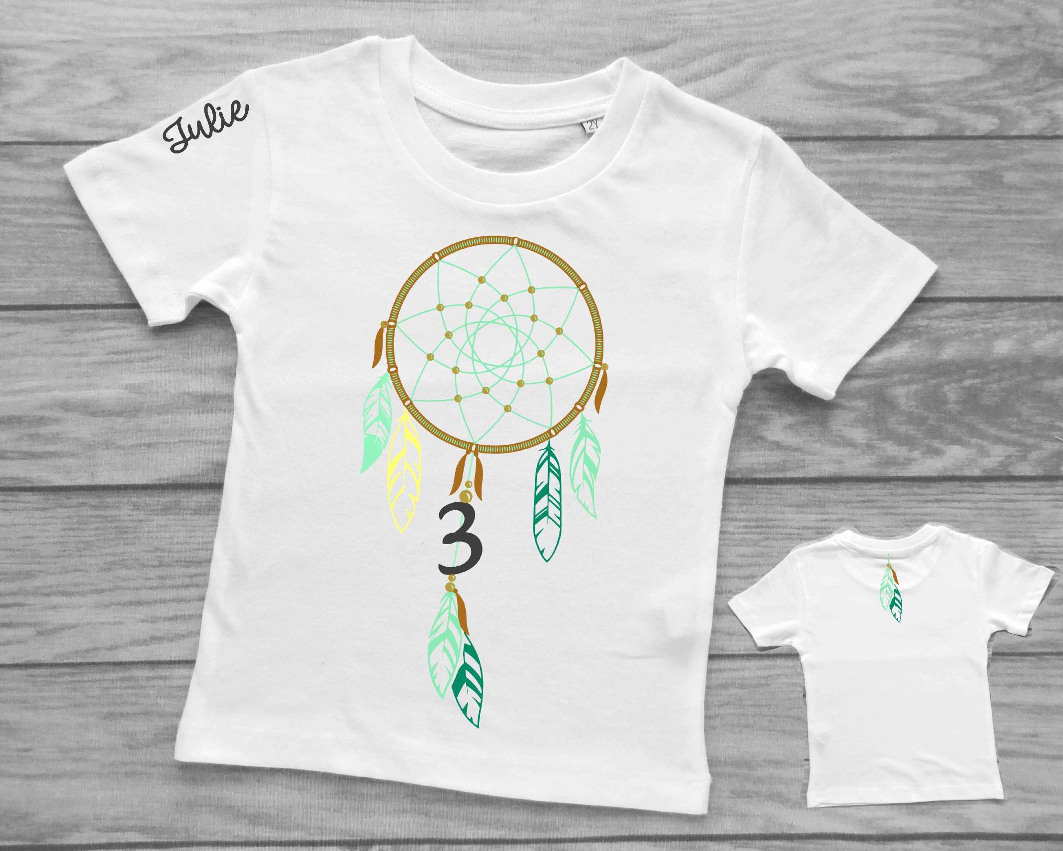 weißes Kinder-Geburtstagsshirt mit Traumfänger in braun-mint bedruckt, Name und Zahl und kurzen Ärmeln