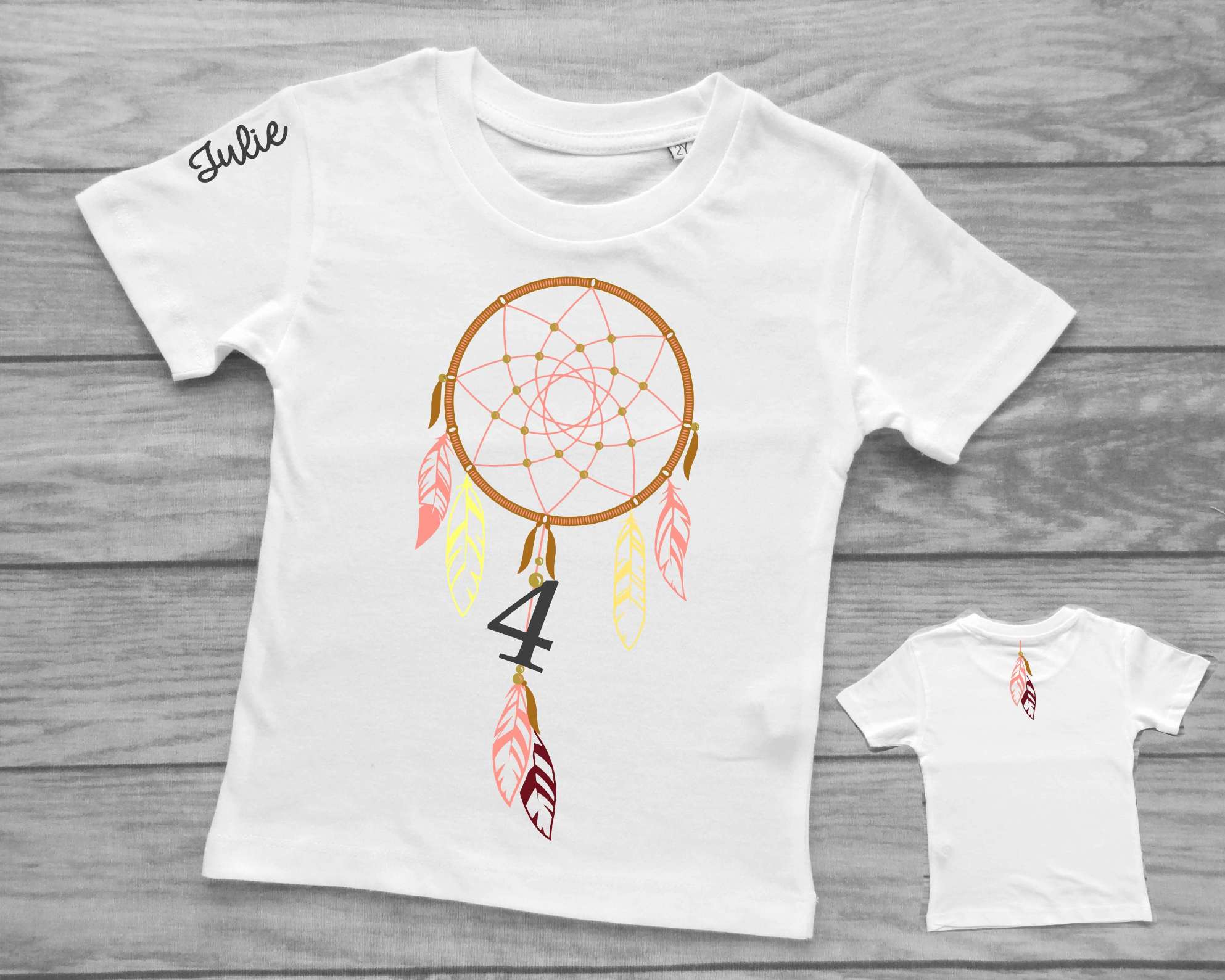 weißes Kinder-Geburtstagsshirt mit Traumfänger in braun-rosa bedruckt, Name und Zahl und kurzen Ärmeln