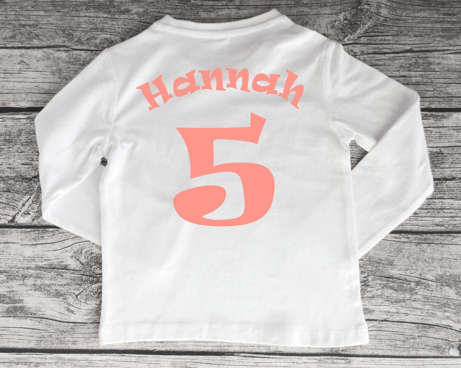 weißes Geburtstagsshirt Trikot mit Name und Zahl in rosa und langen Ärmeln