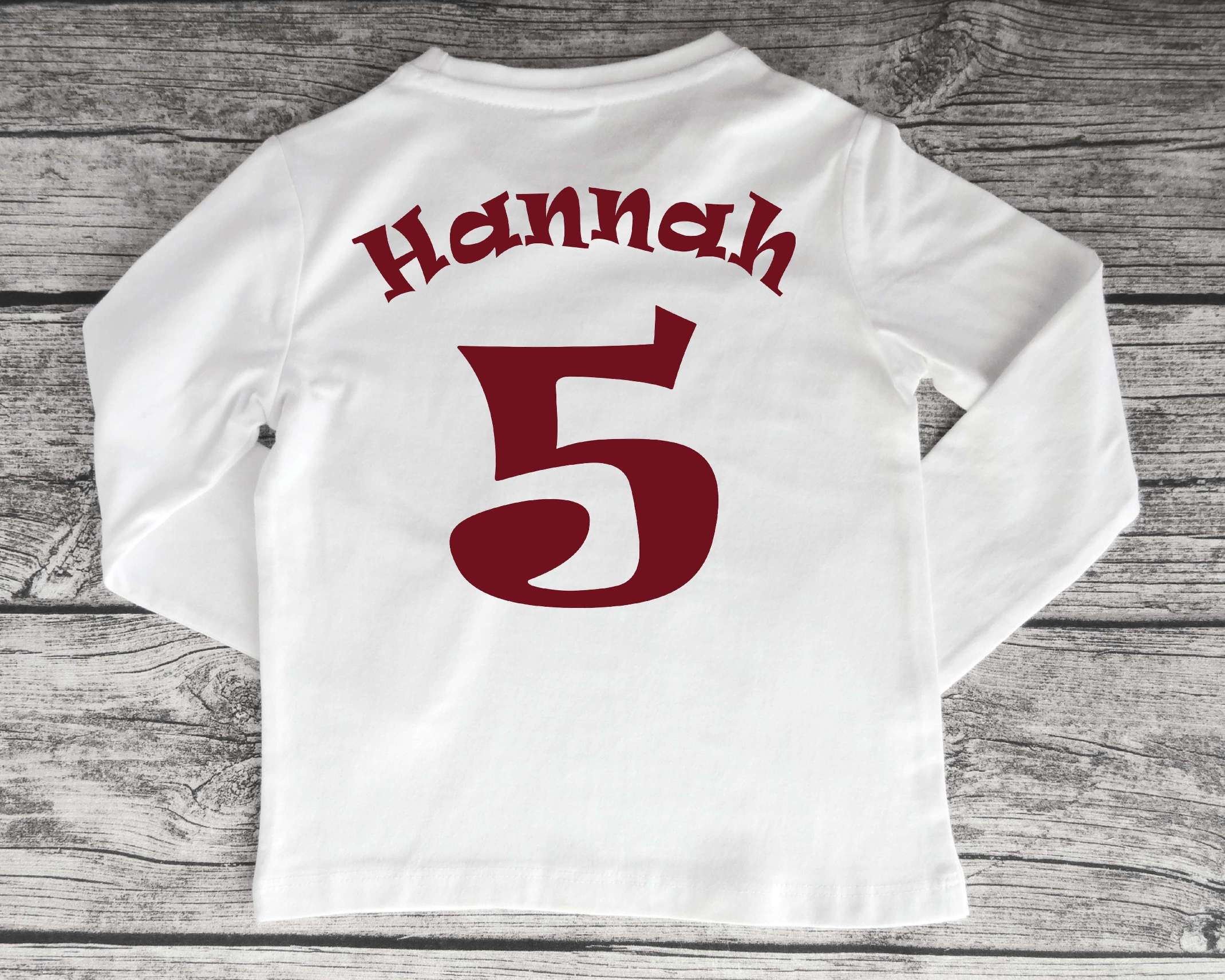 weißes Geburtstagsshirt Trikot mit Name und Zahl in bordeaux und langen Ärmeln