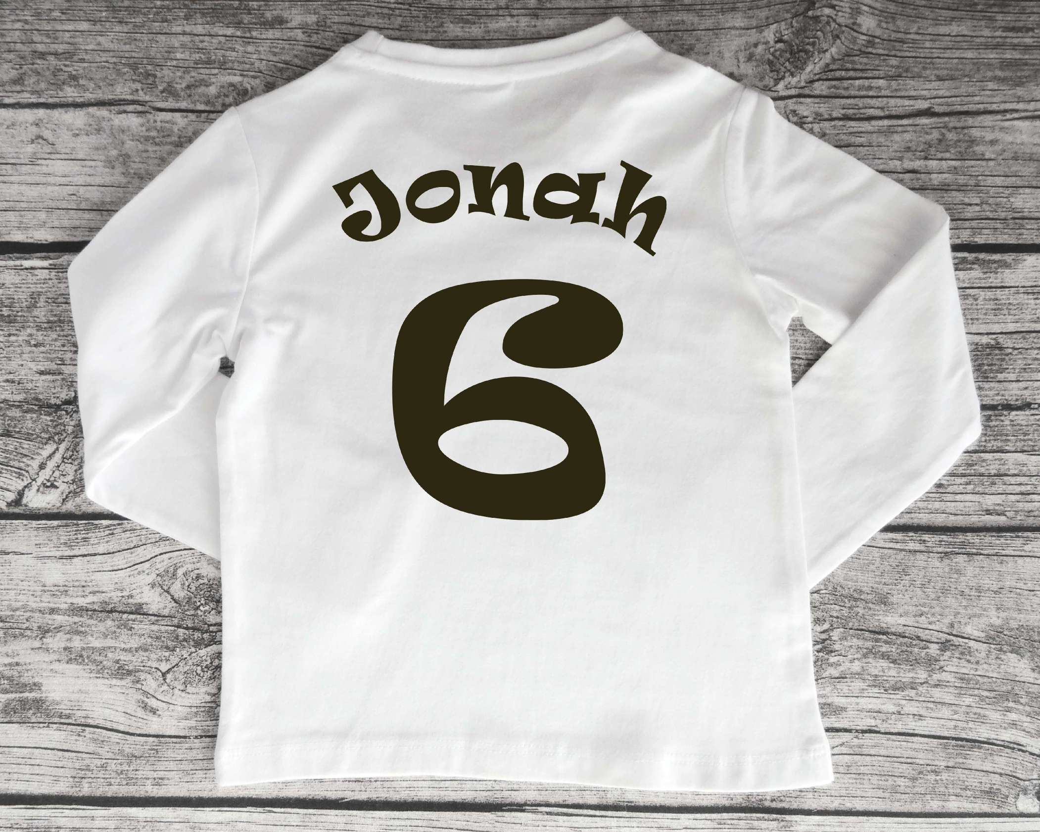 weißes Geburtstagsshirt Trikot mit Name und Zahl in dunkeloliv und langen Ärmeln